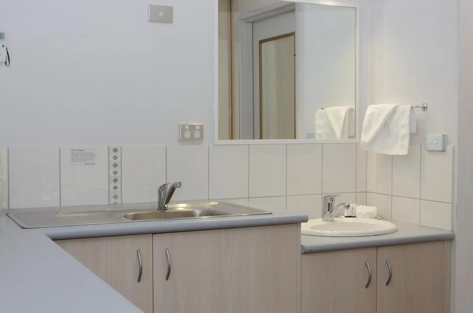 Kitchen or kitchenette, Bathroom in Sportsmans Motor Inn