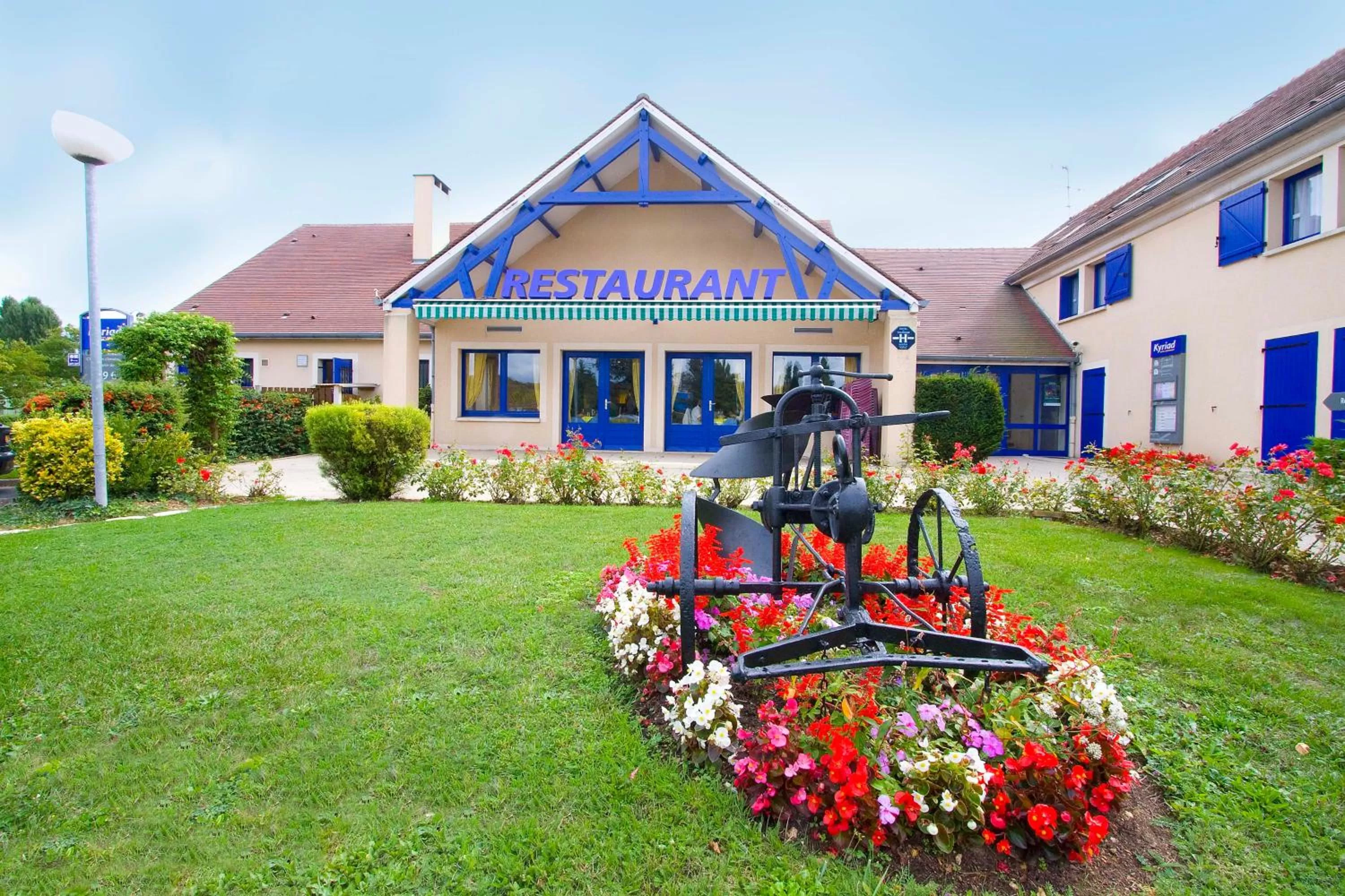 Facade/entrance in Comfort Hotel Etampes