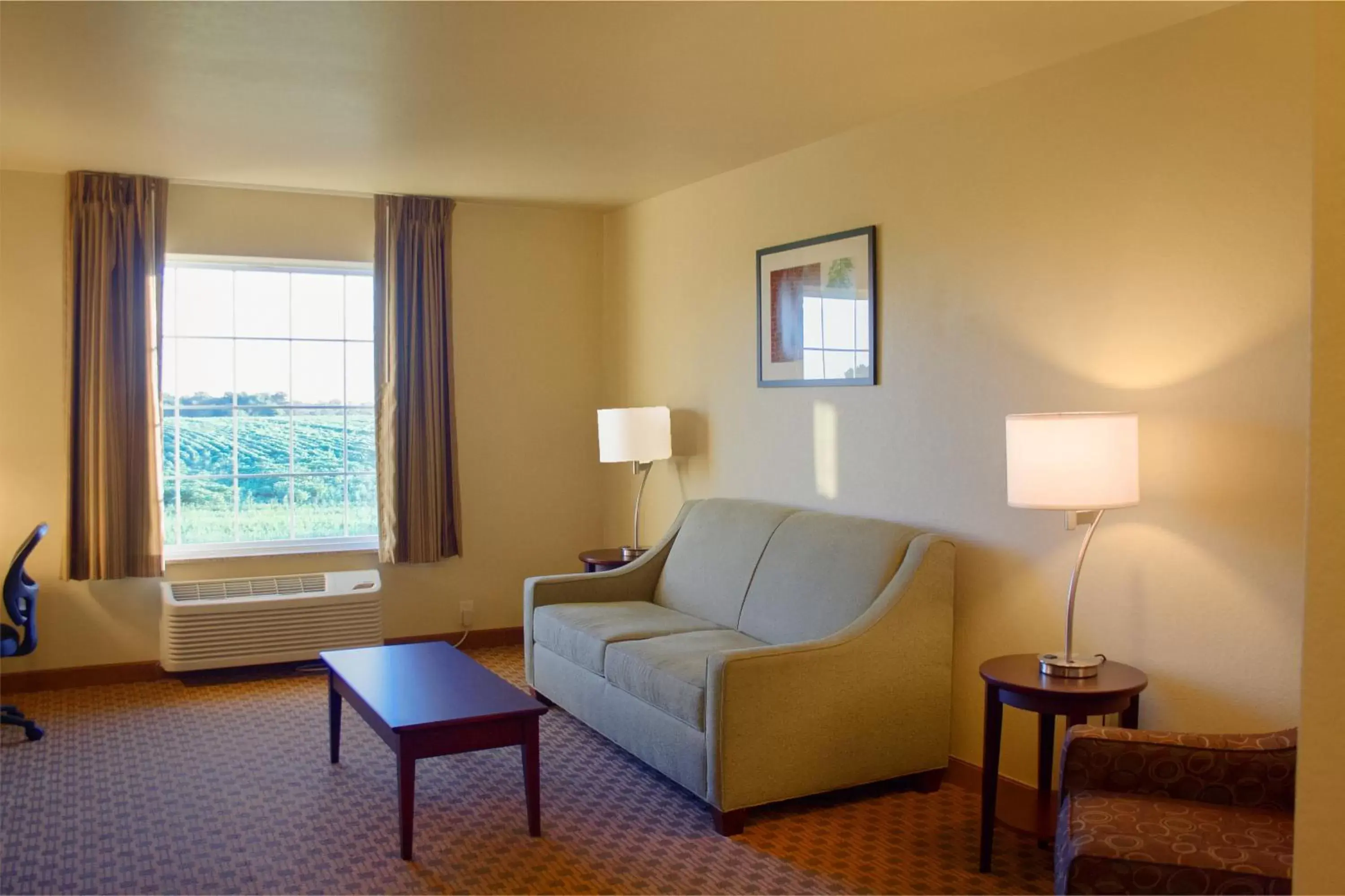 Bed, Seating Area in Cobblestone Inn & Suites-Winterset