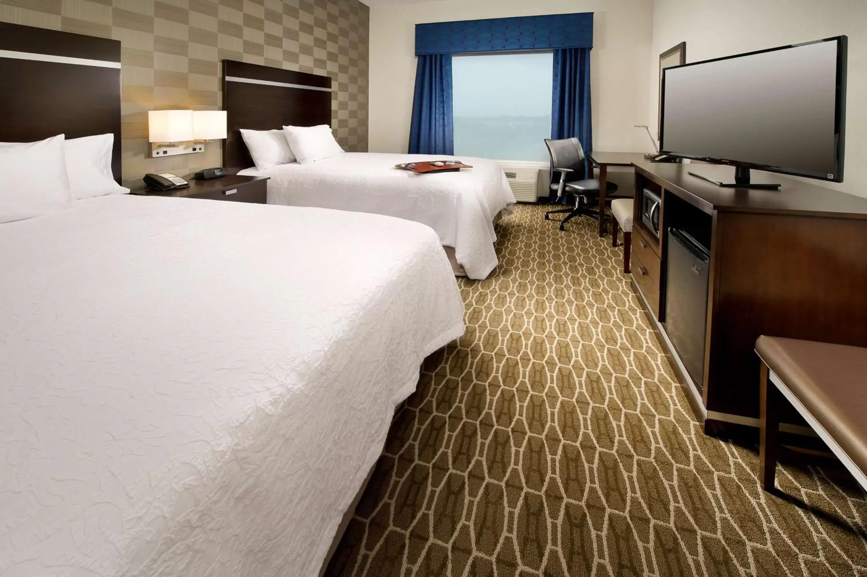 Bedroom, Bed in Hampton Inn and Suites Washington DC North/Gaithersburg