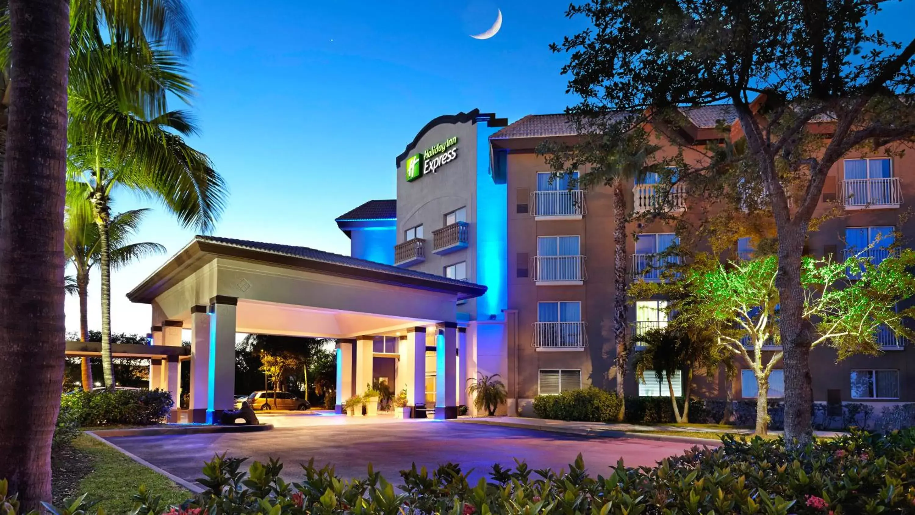 Property Building in Holiday Inn Express & Suites Naples Downtown - 5th Avenue, an IHG Hotel