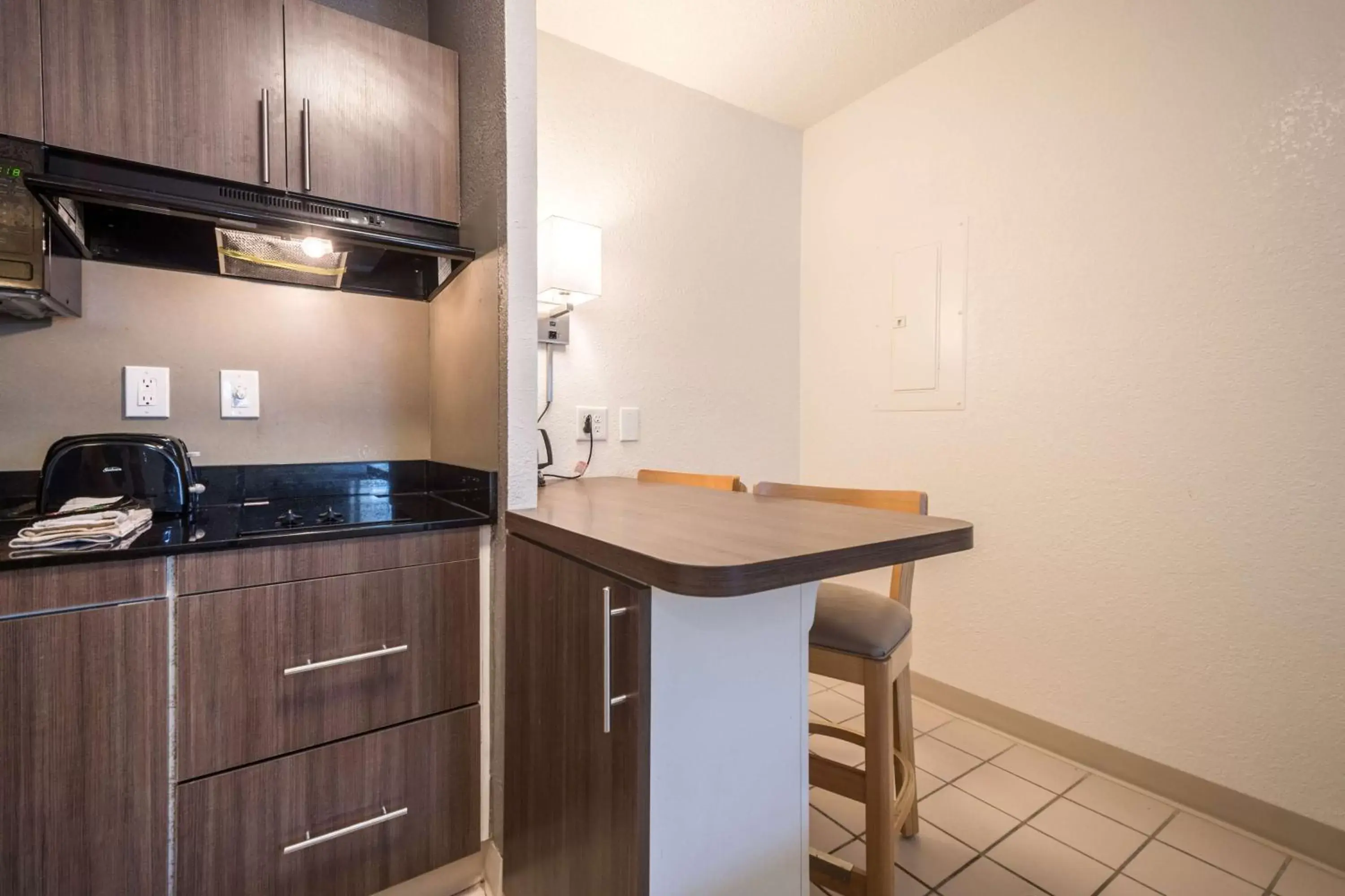 Kitchen or kitchenette, Kitchen/Kitchenette in Studio 6-Duluth, GA - Atlanta - Gwinnett Place