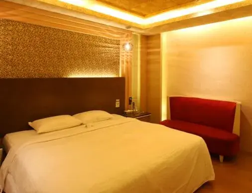 Bed in R7 Hotel
