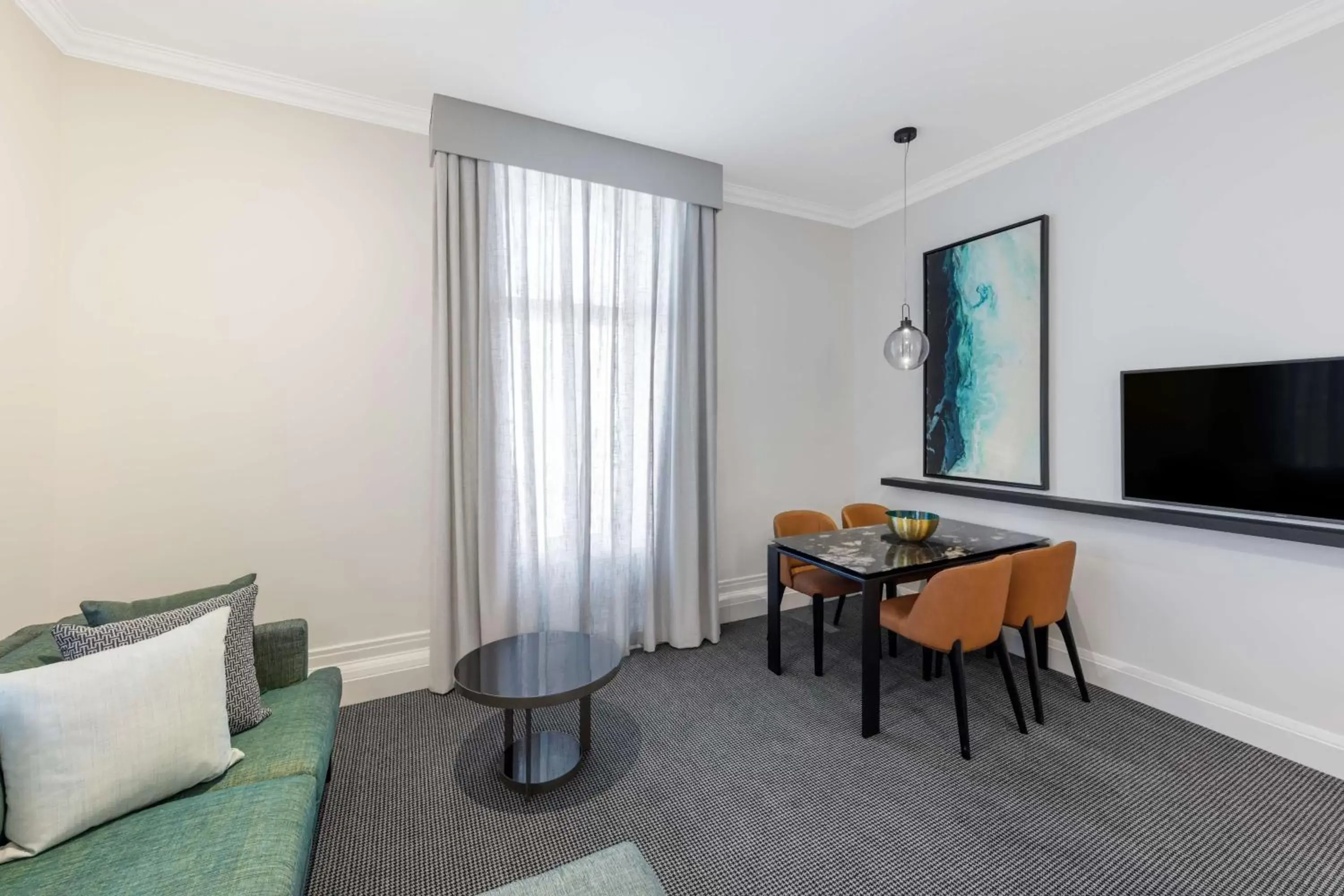 Bedroom, TV/Entertainment Center in Adina Apartment Hotel Brisbane