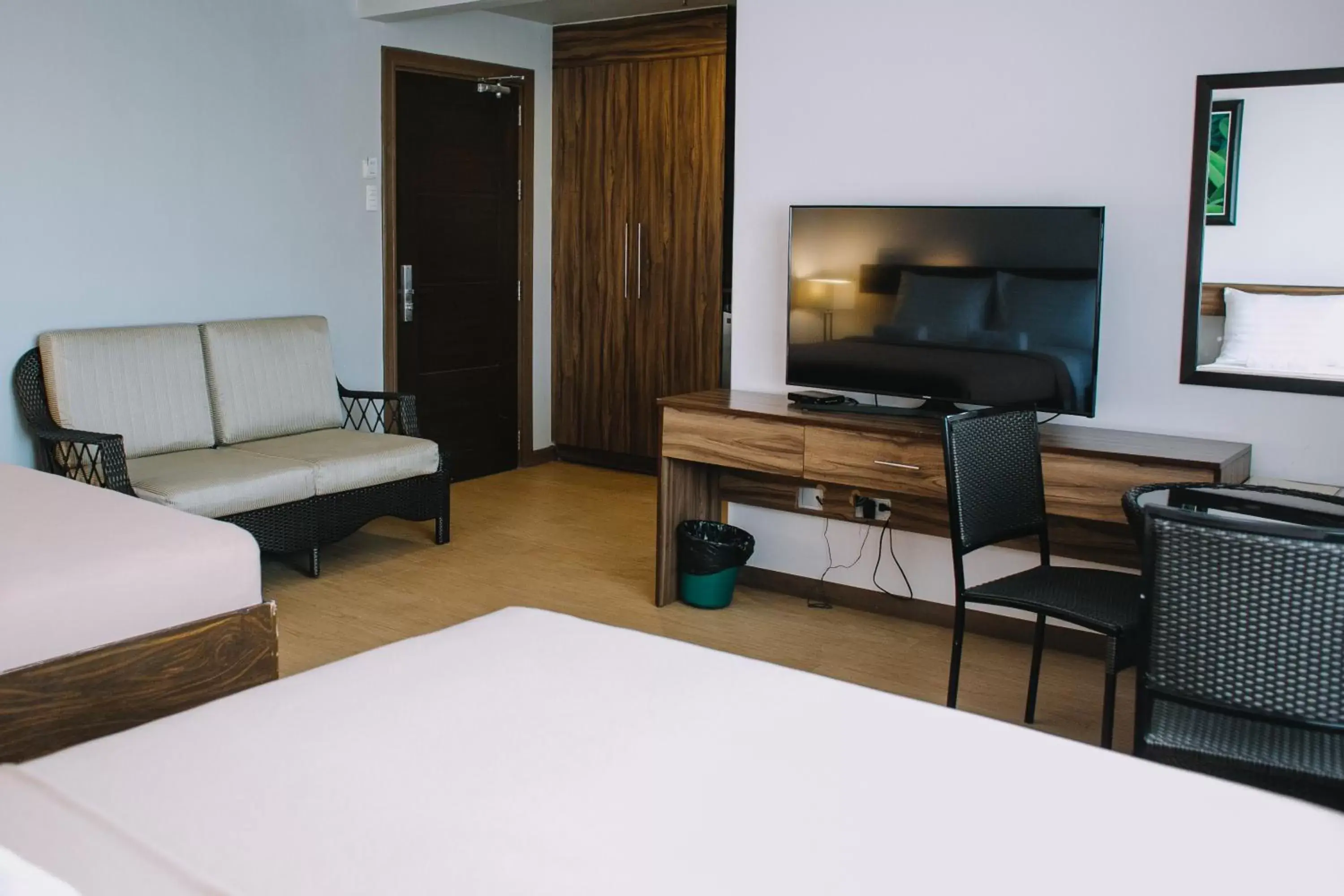 Bed, TV/Entertainment Center in Leope Hotel