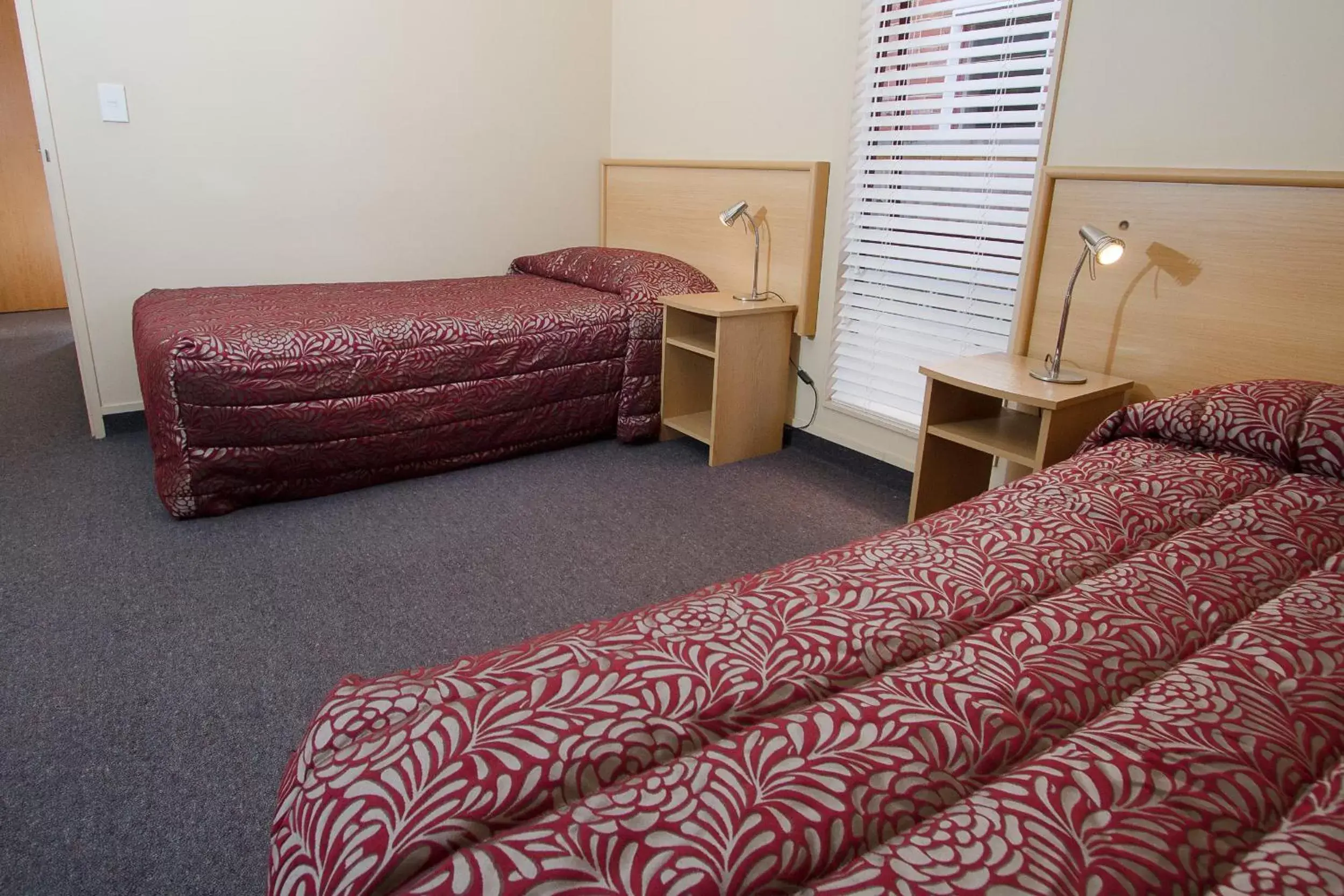 Bedroom, Bed in Alhambra Oaks Motor Lodge