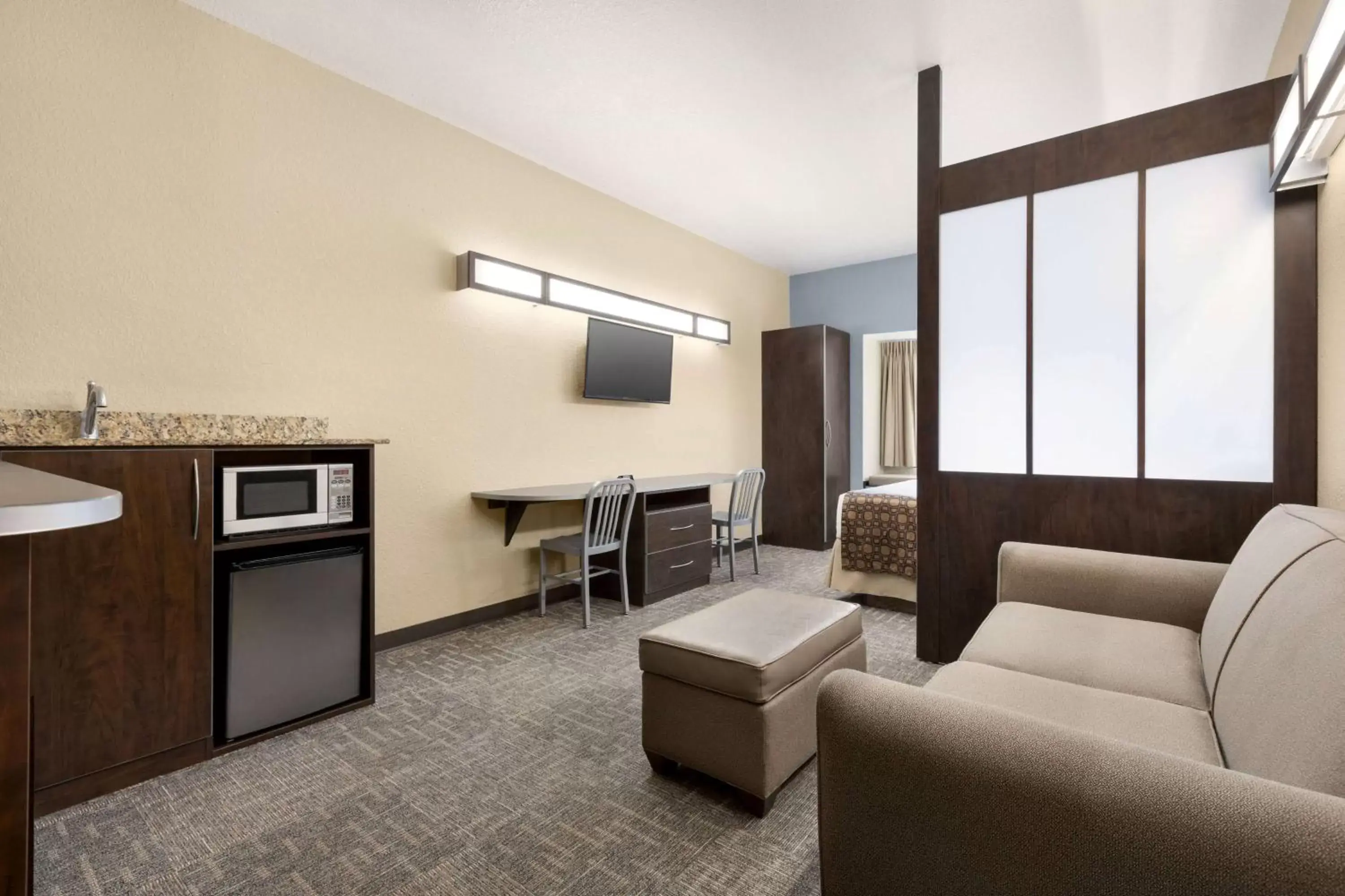 Bed, Seating Area in Microtel Inn & Suites by Wyndham Woodstock/Atlanta North