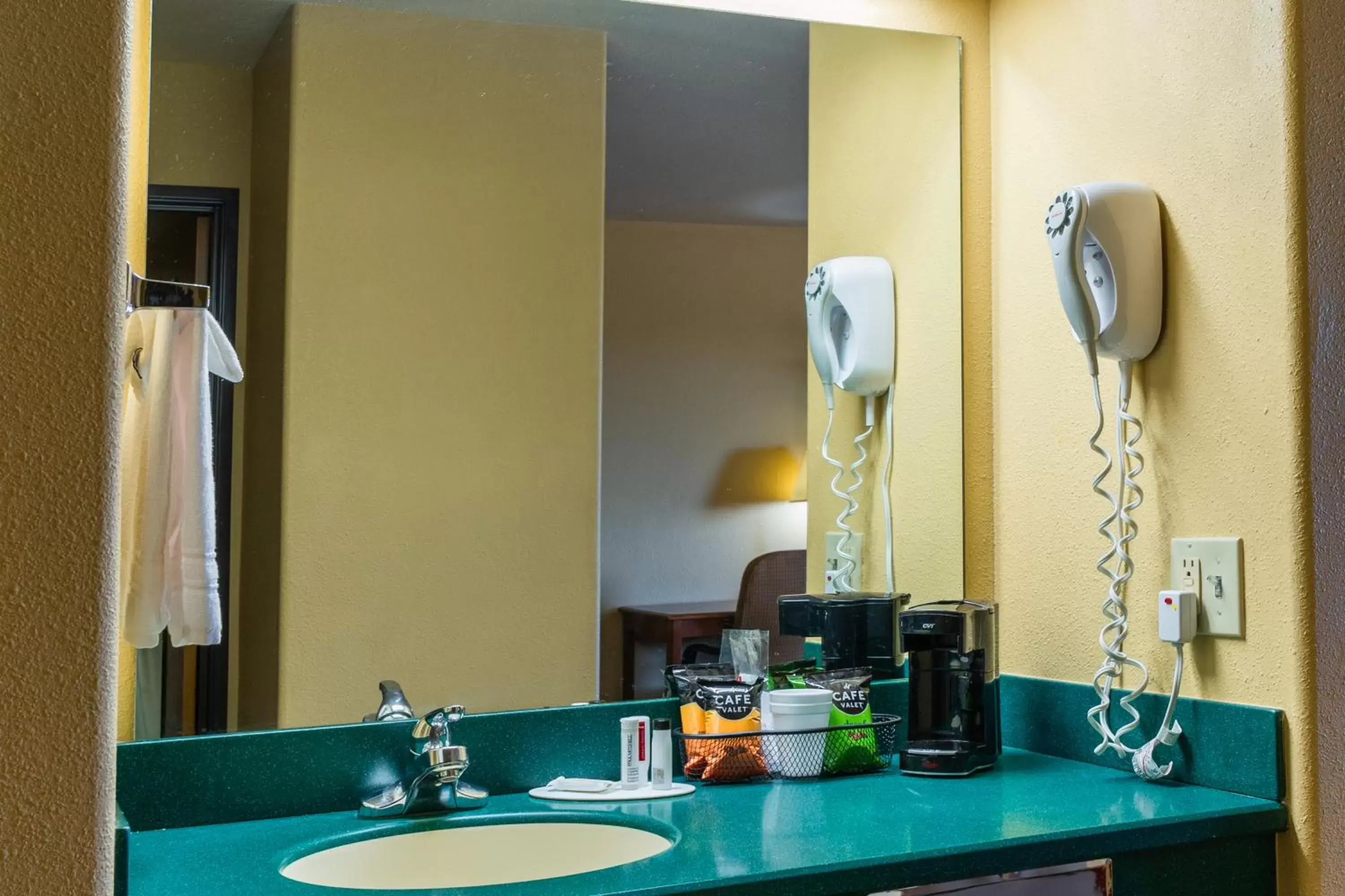 heating, Bathroom in Pinedale Hotel & Suites