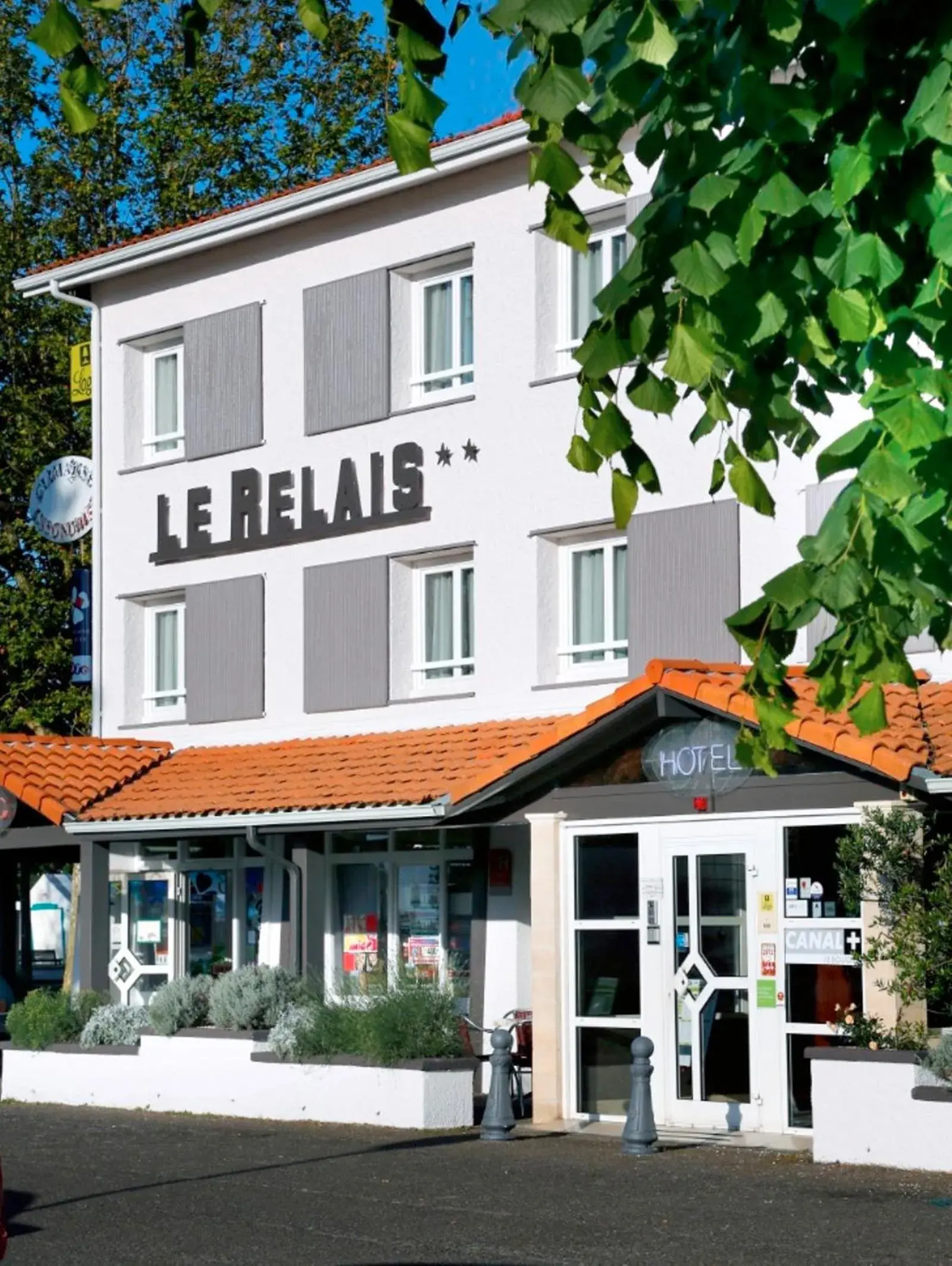 Facade/entrance, Property Building in Logis Hôtel Le Relais