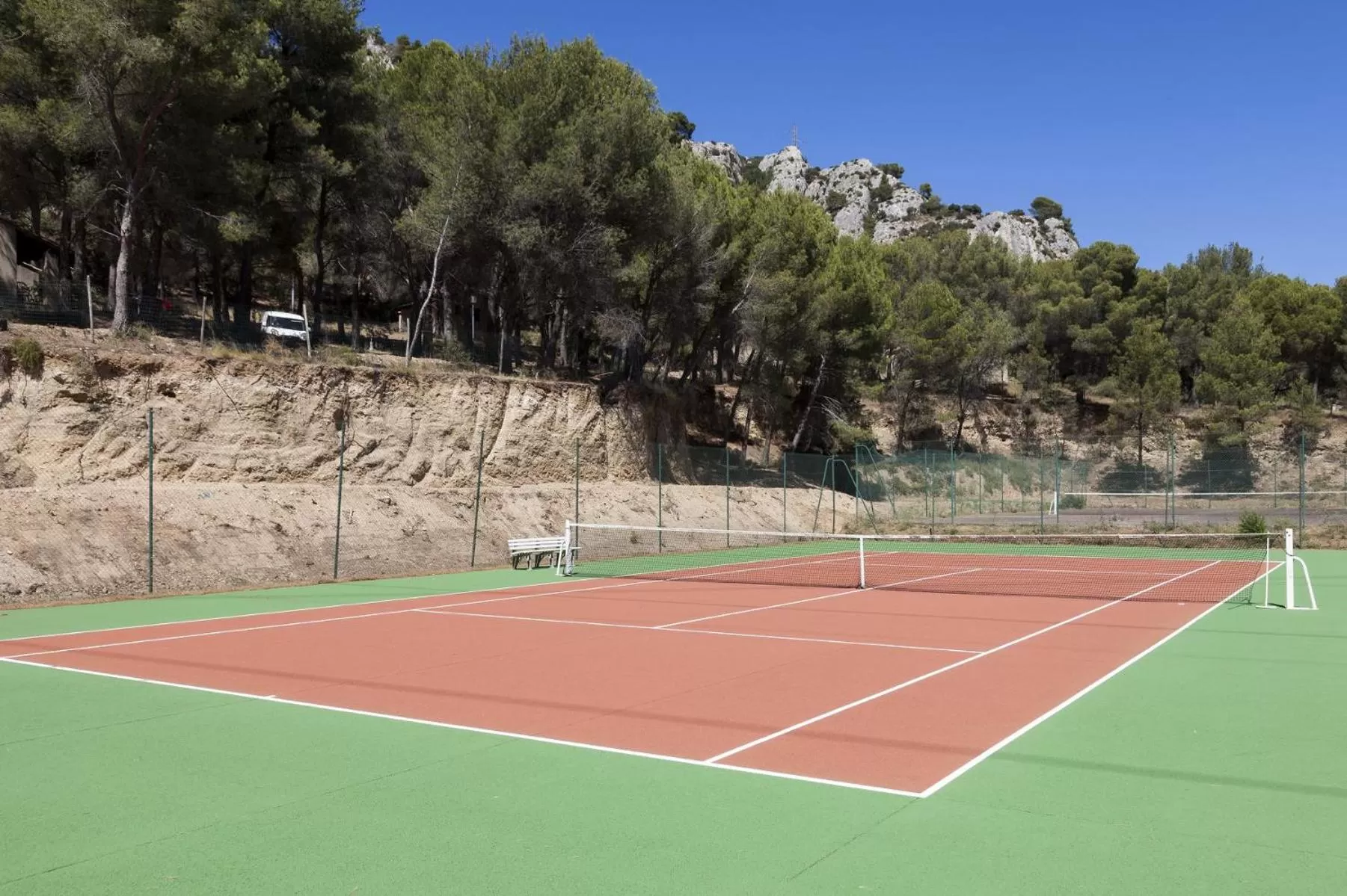 Tennis court in Best Western Domaine de Roquerousse