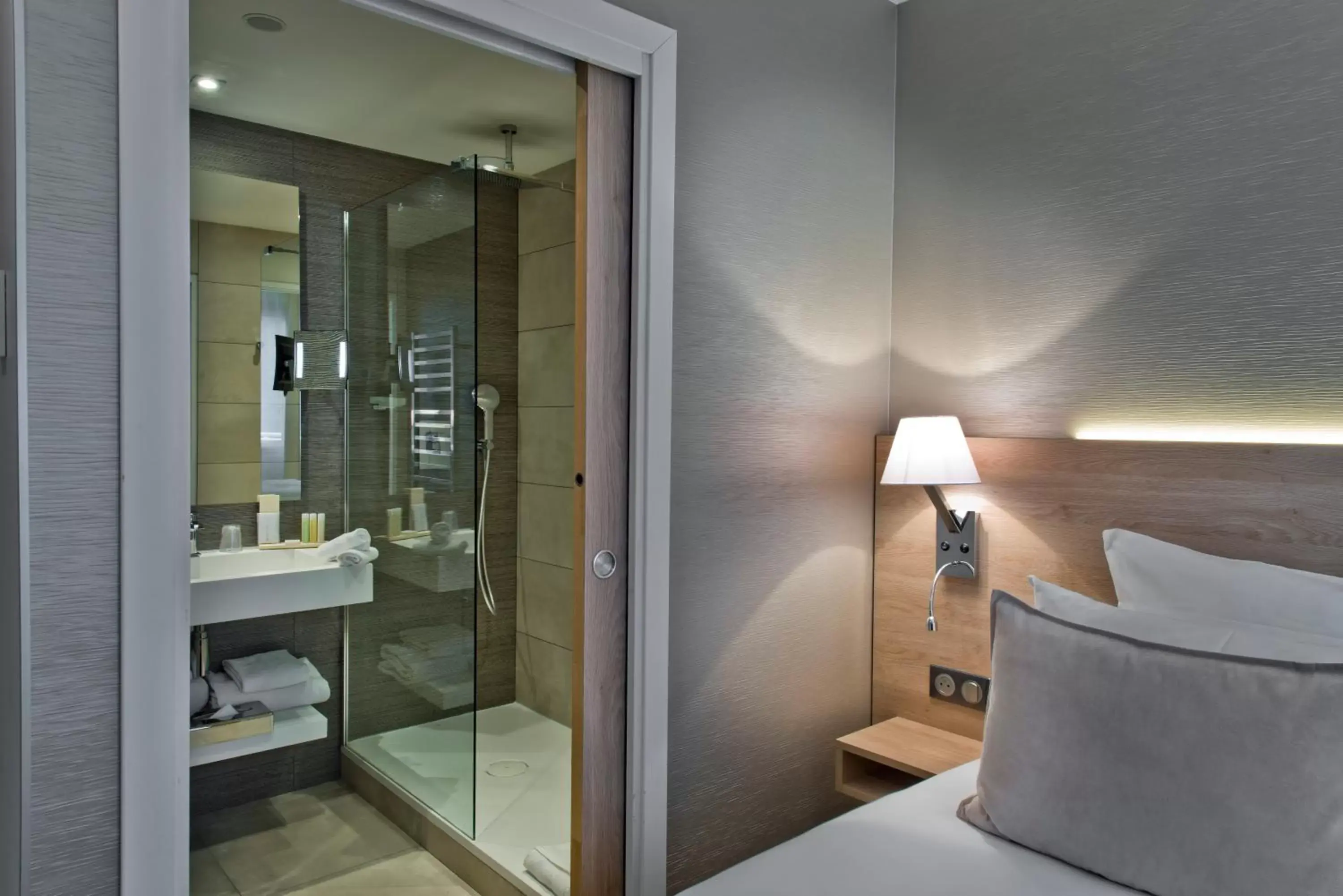 Bed, Bathroom in Golden Tulip Sophia Antipolis - Hotel & Spa