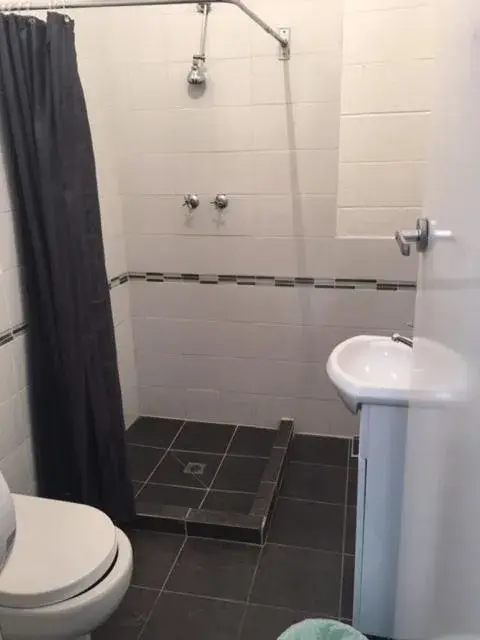 Bathroom in Port Adelaide Backpackers