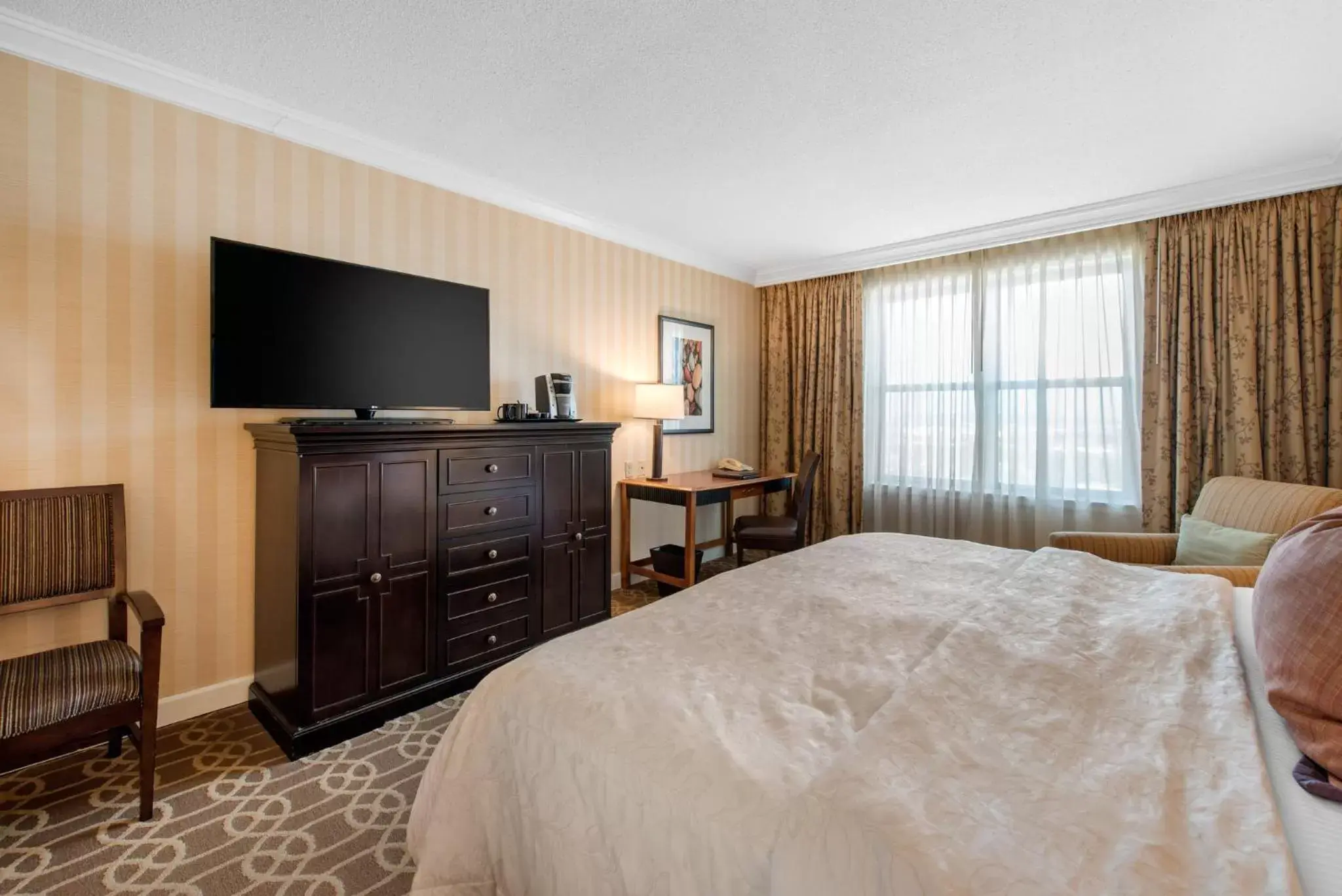 Photo of the whole room, Bed in Omni Interlocken Hotel