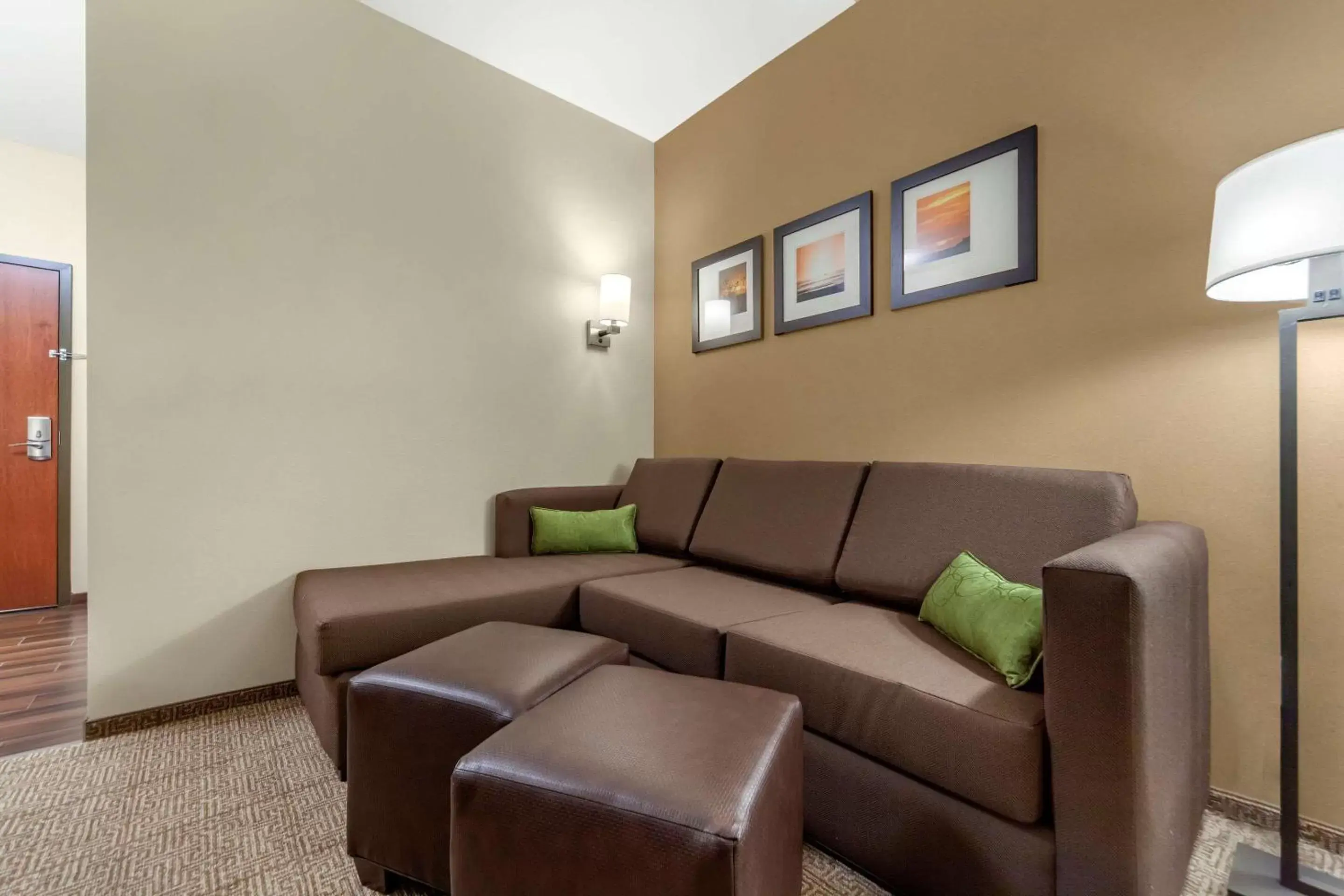 Bedroom, Seating Area in Comfort Suites Grand Island