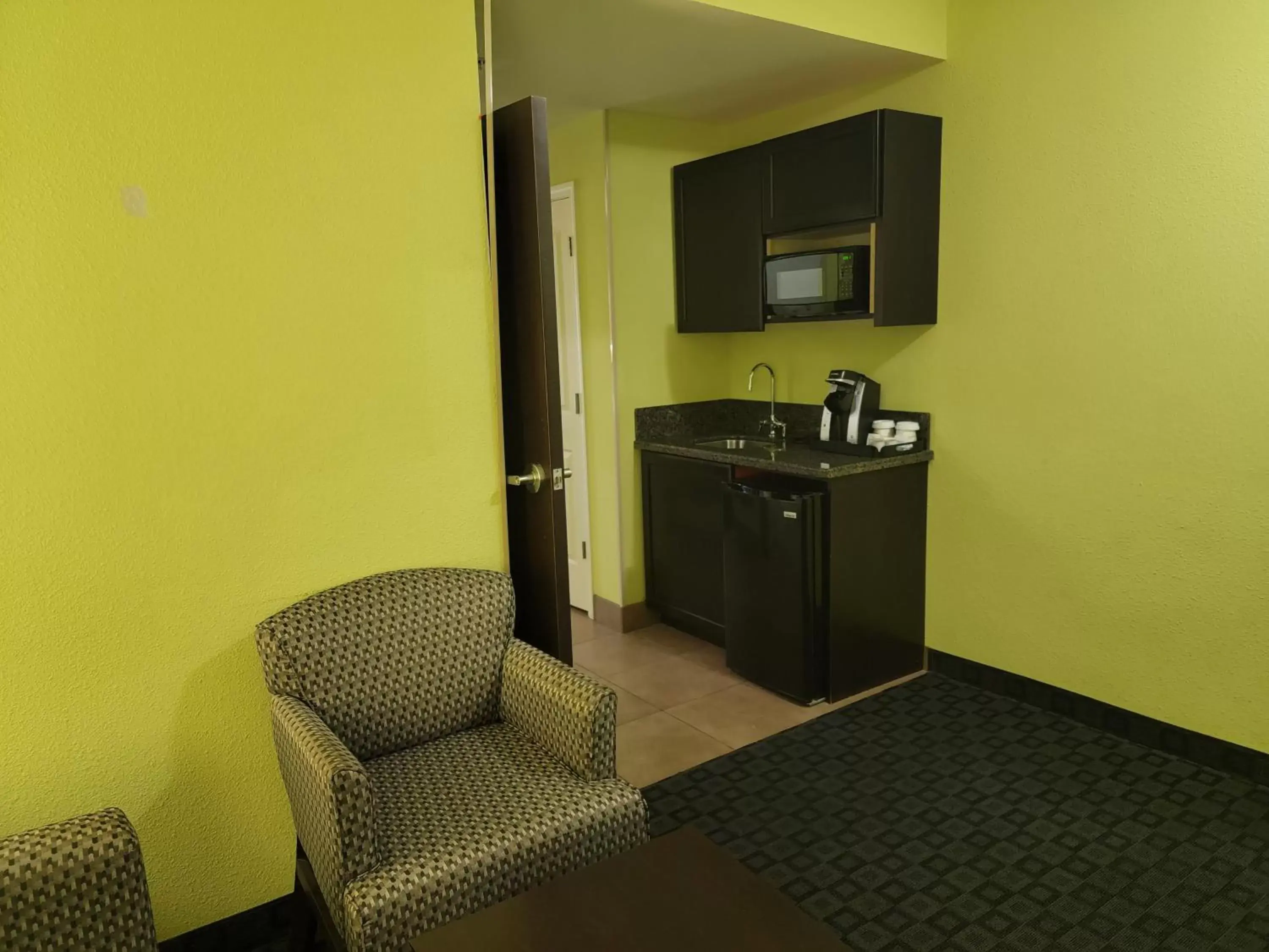 Photo of the whole room, Seating Area in Holiday Inn Garland, an IHG Hotel