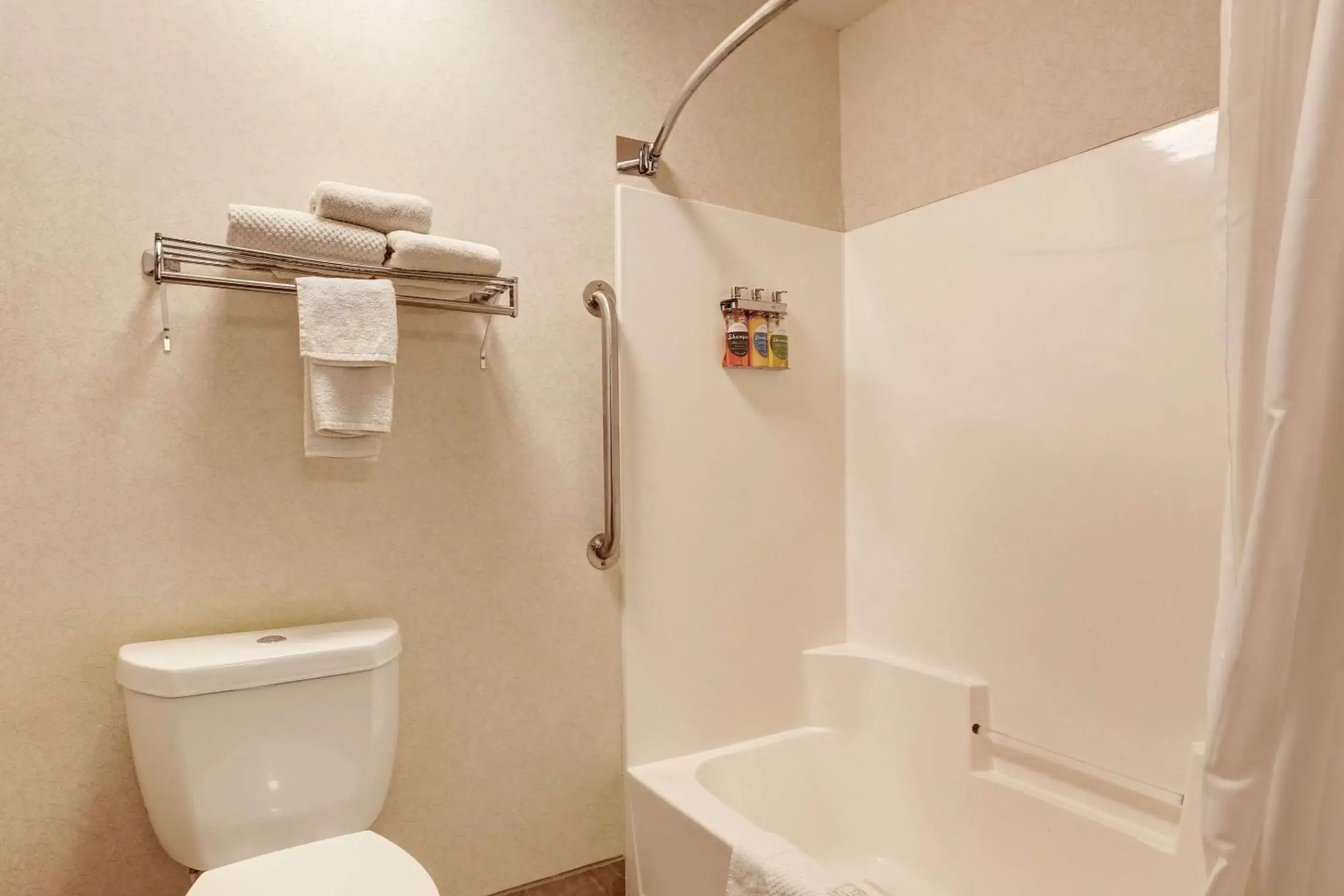 Photo of the whole room, Bathroom in Quality Inn Pierre-Fort Pierre
