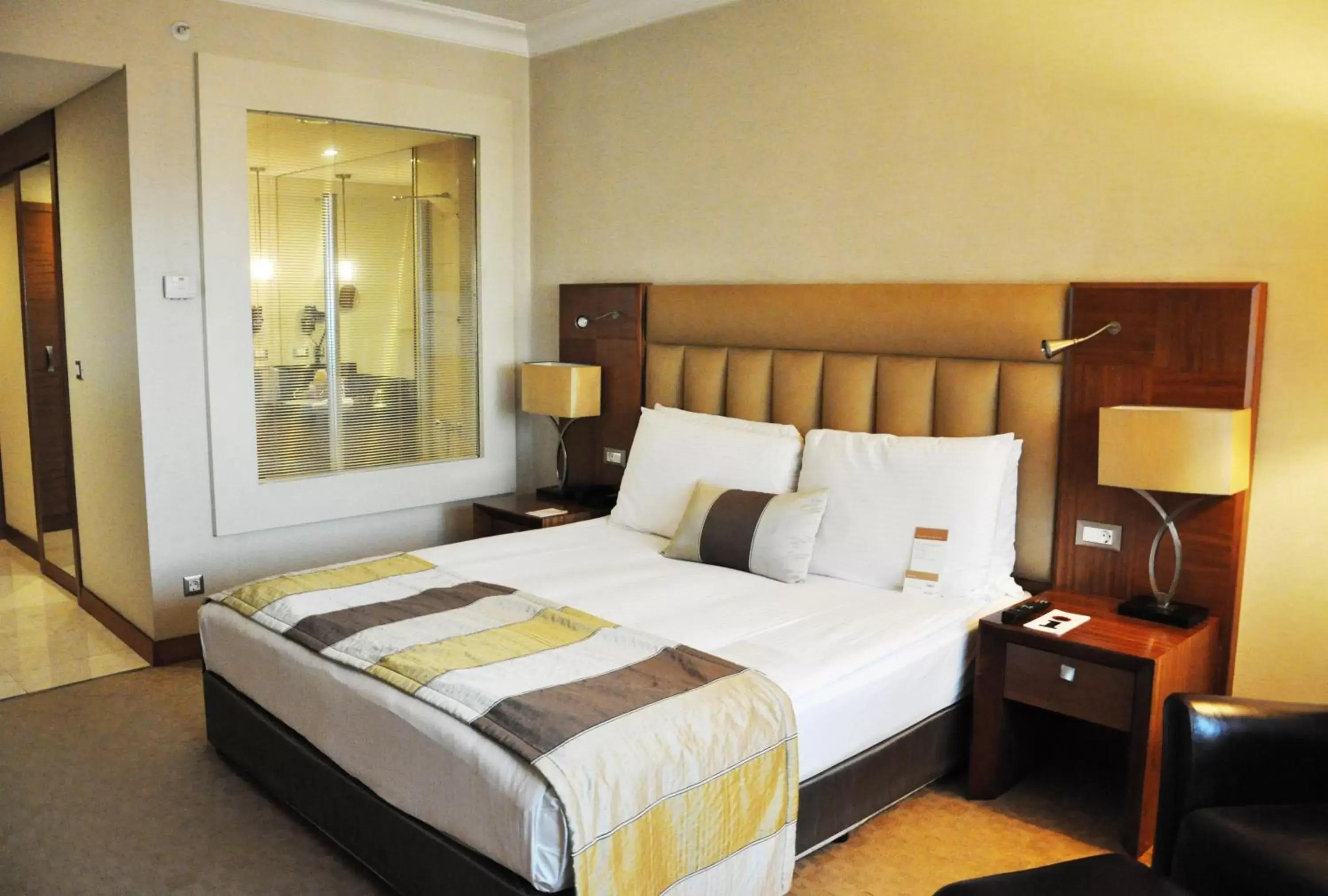 Bed in Mövenpick Hotel Izmir
