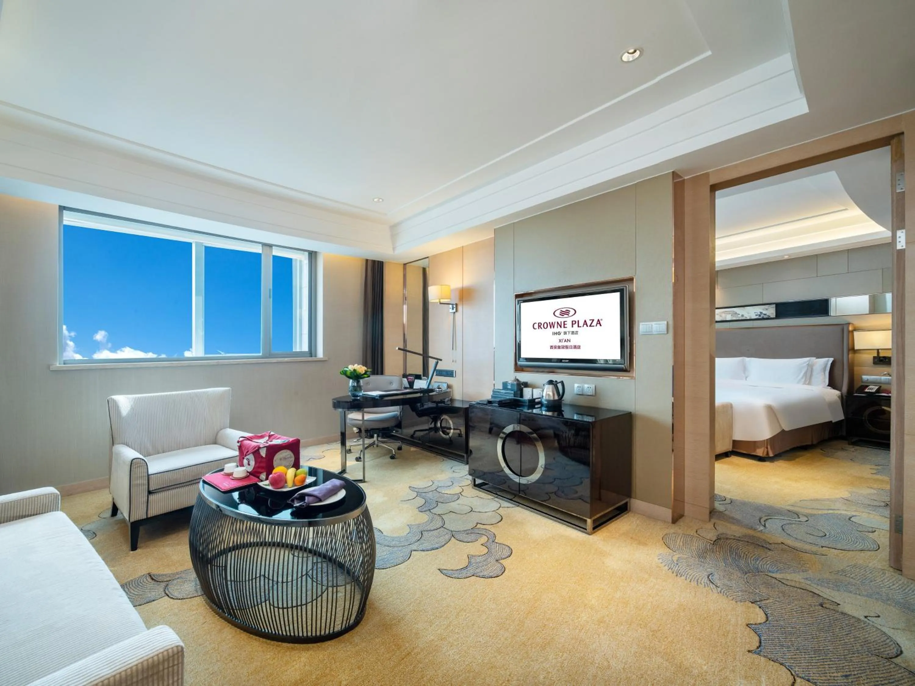 Photo of the whole room, Bed in Crowne Plaza Xi'an by IHG