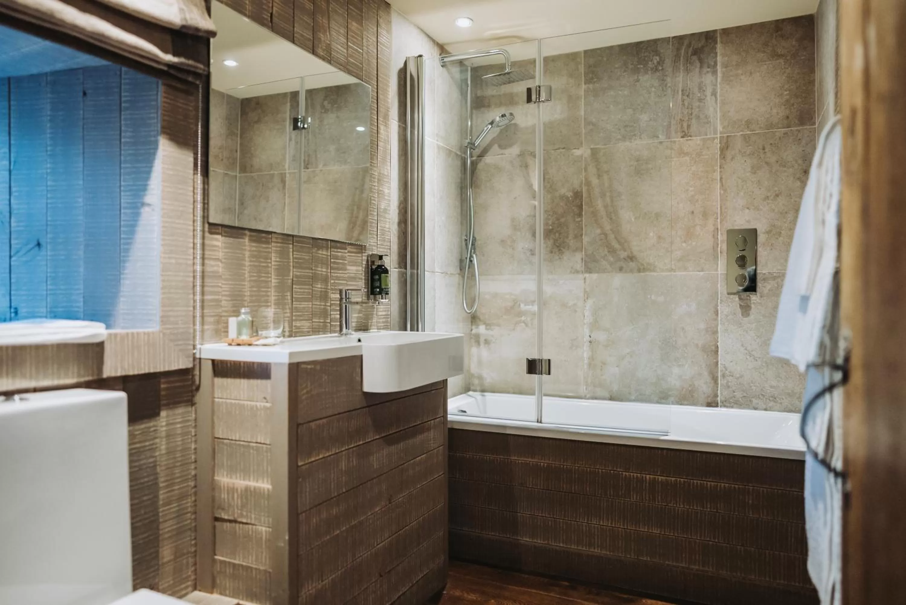 Shower in The Assheton Arms