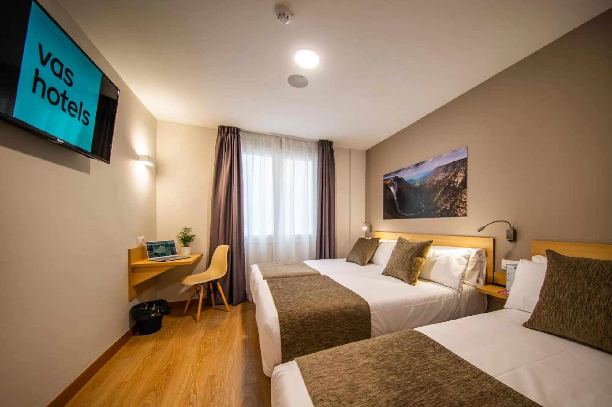 Bedroom, TV/Entertainment Center in Hotel Vas Vitoria AutoCheckIn