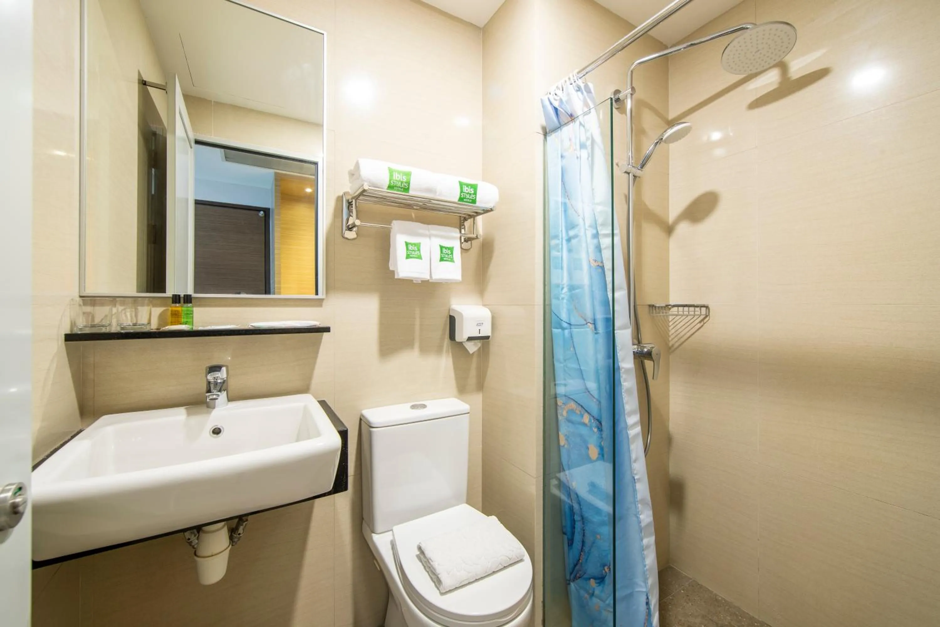 Bathroom in ibis Styles Singapore Albert