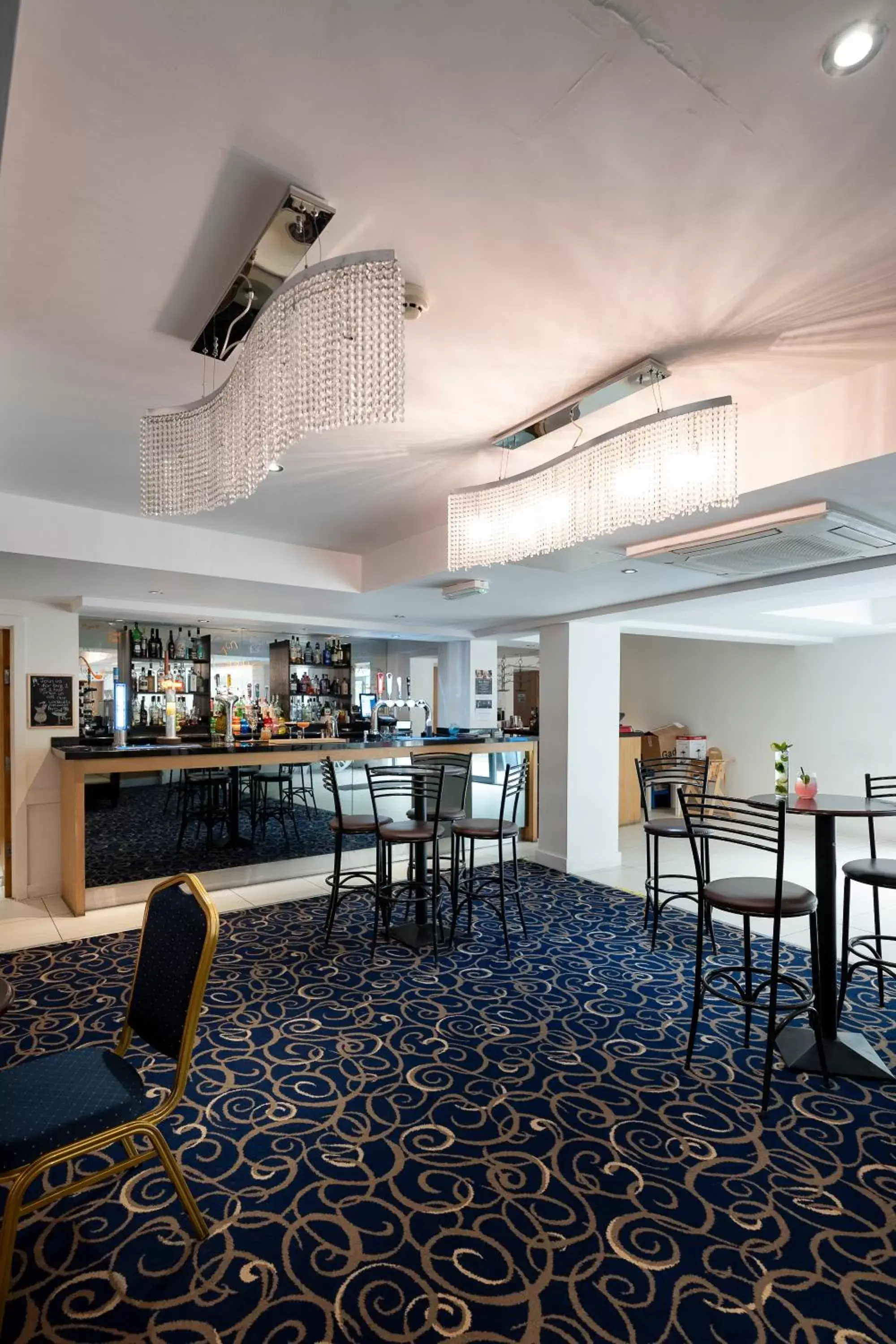 Lounge or bar, Restaurant/Places to Eat in The R Inn Hotel