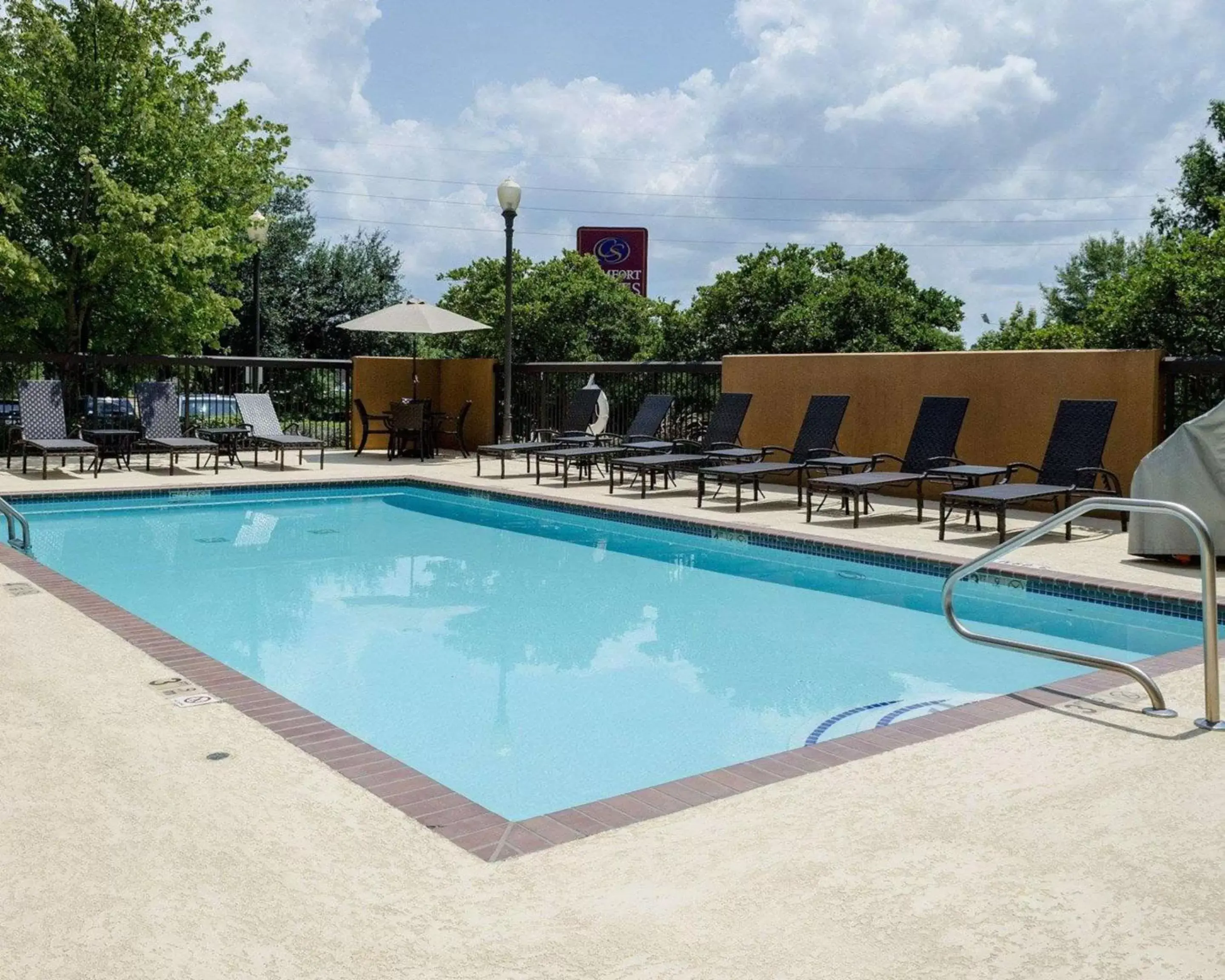 On site, Swimming Pool in Comfort Suites Starkville