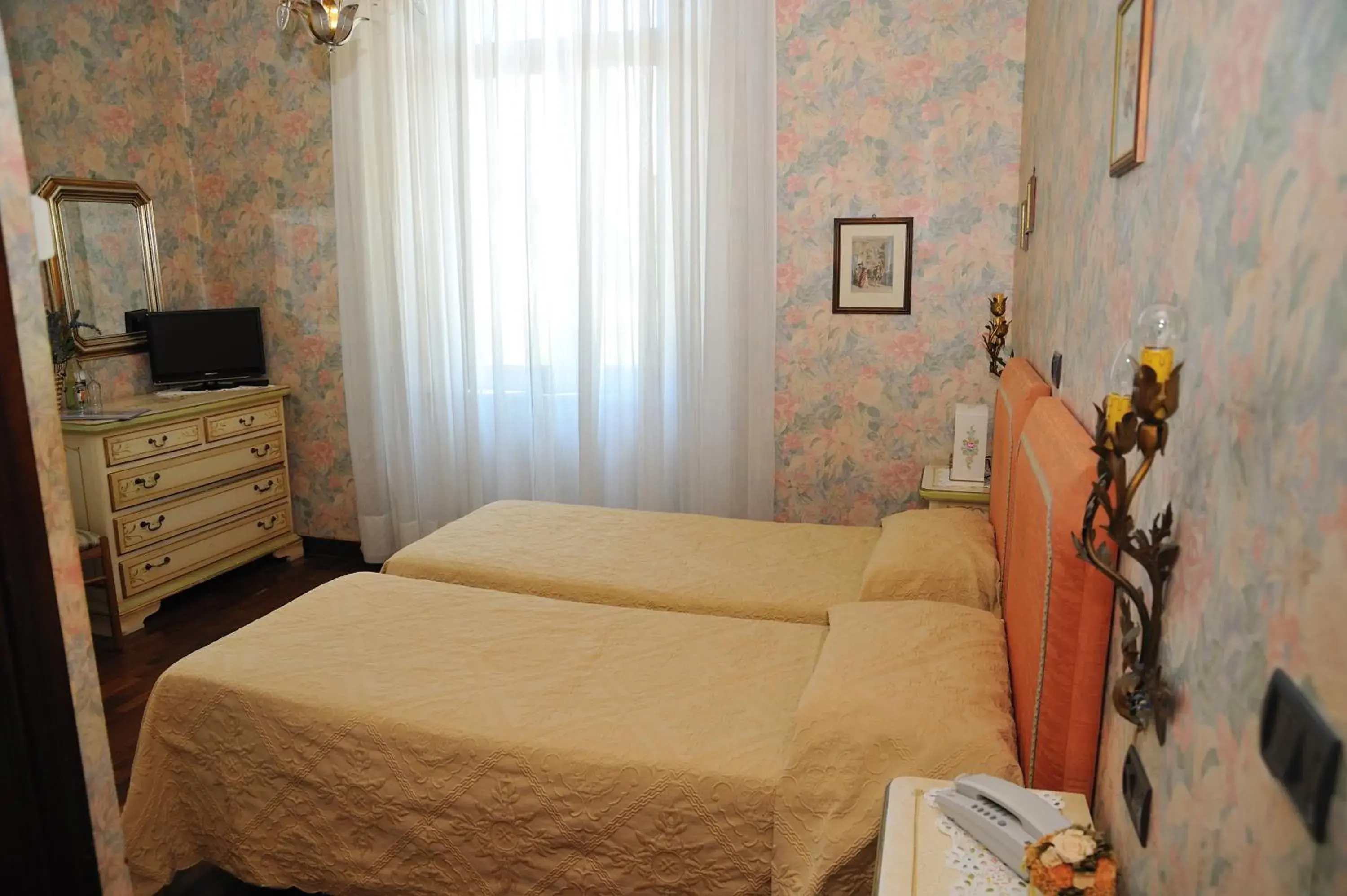 Photo of the whole room, Bed in Hotel Savona