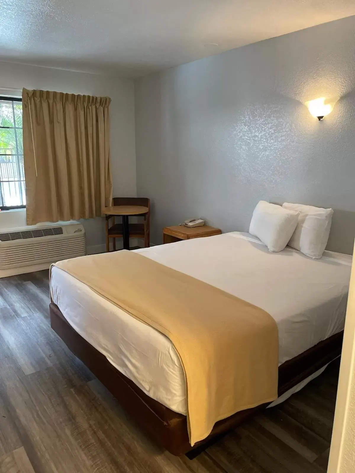 Bed in Premier Inns Thousand Oaks