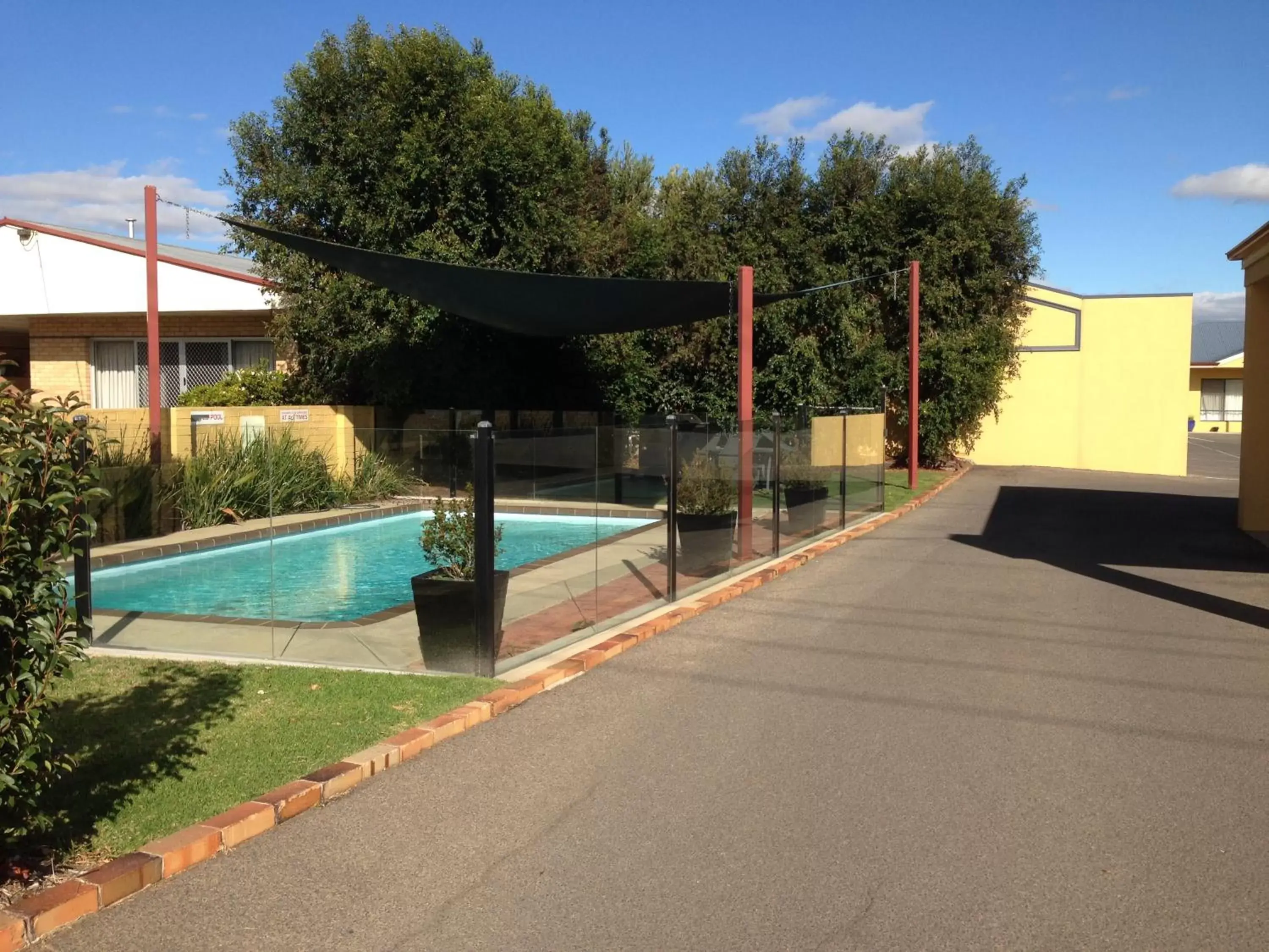 Garden, Swimming Pool in Kyabram Motor Inn