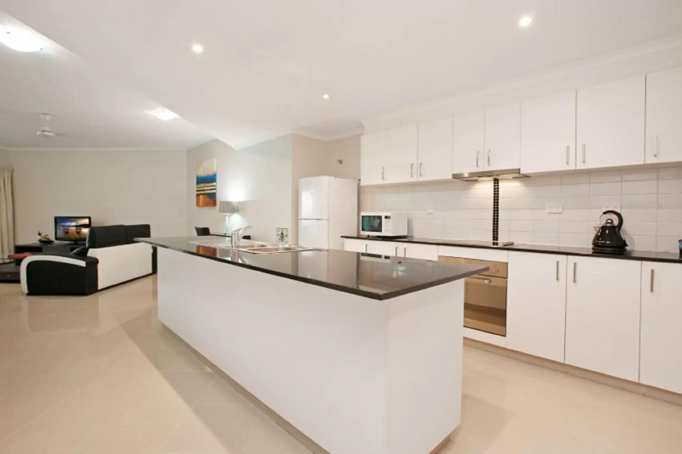 Kitchen or kitchenette, Kitchen/Kitchenette in Argus Apartments Darwin