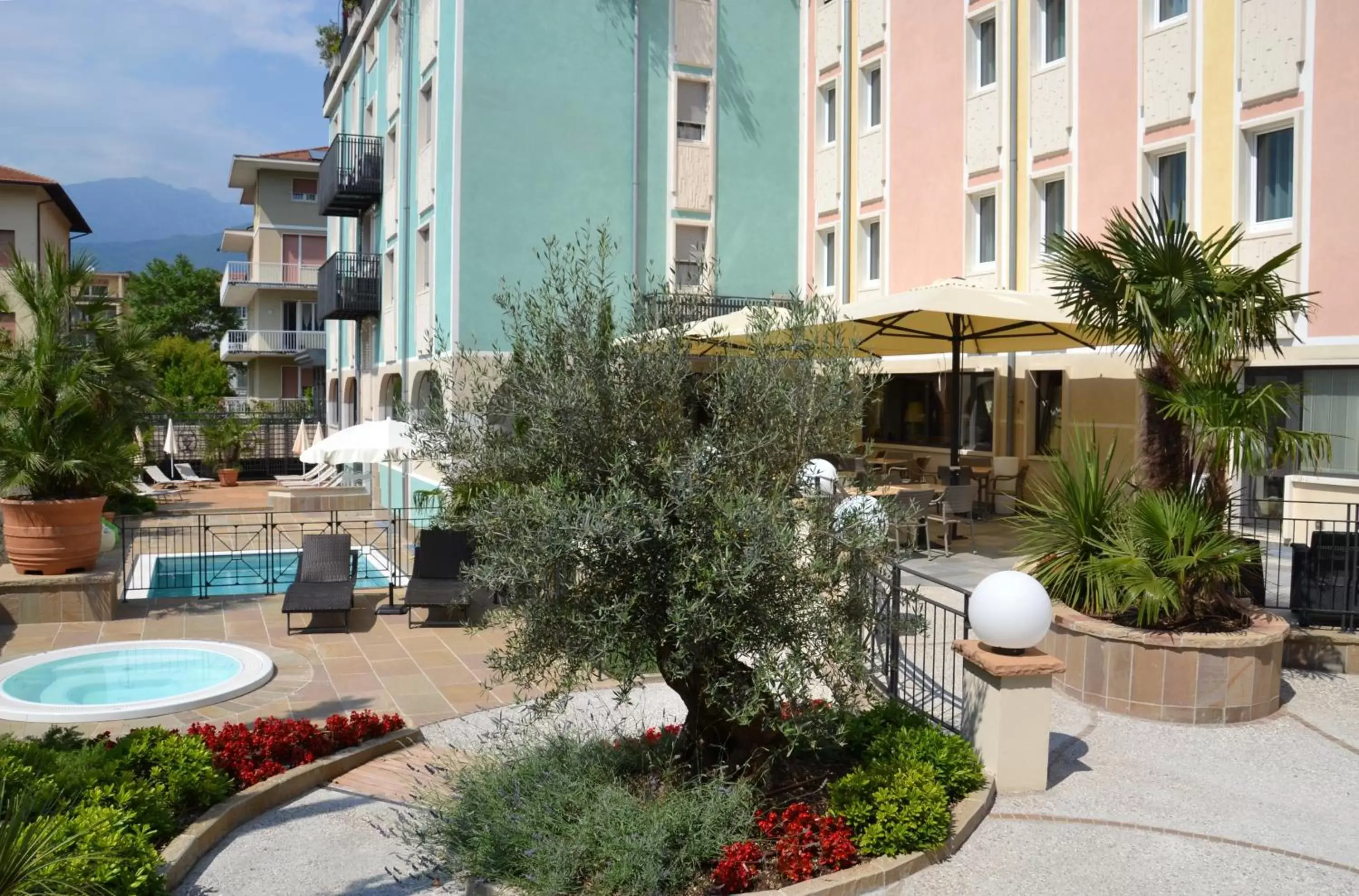 Facade/entrance, Swimming Pool in Hotel Leon d'Oro