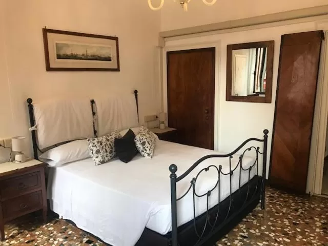 Bed in B&B Al Teatro with canal view