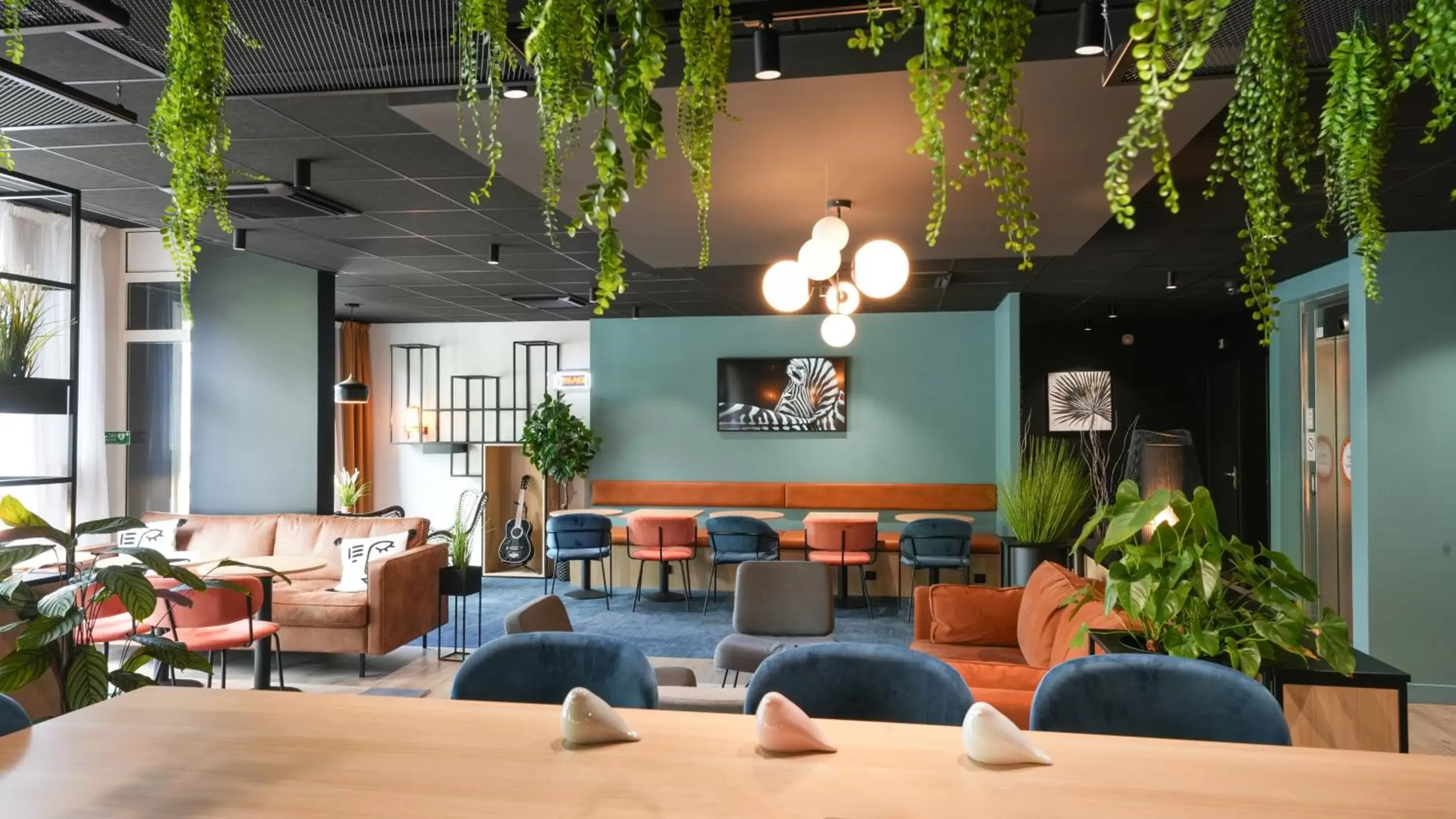 Lounge or bar in Ibis Vitré Centre Lounge or bar in Ibis Vitré Centre