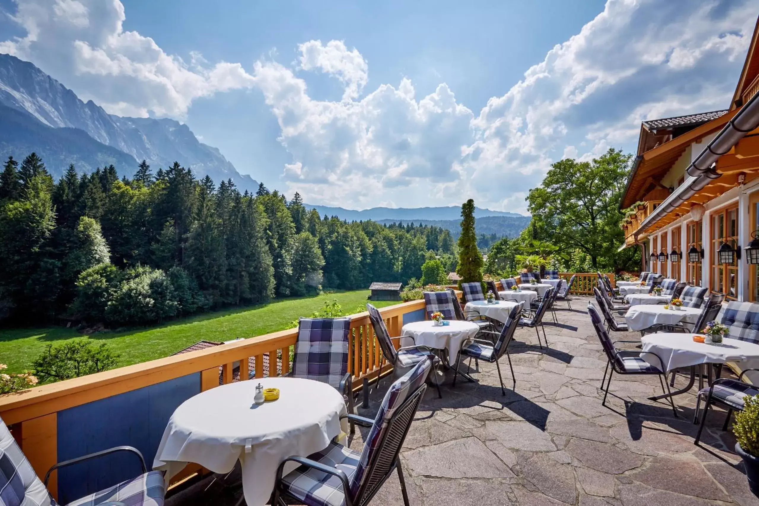 Restaurant/places to eat in Romantik Alpenhotel Waxenstein
