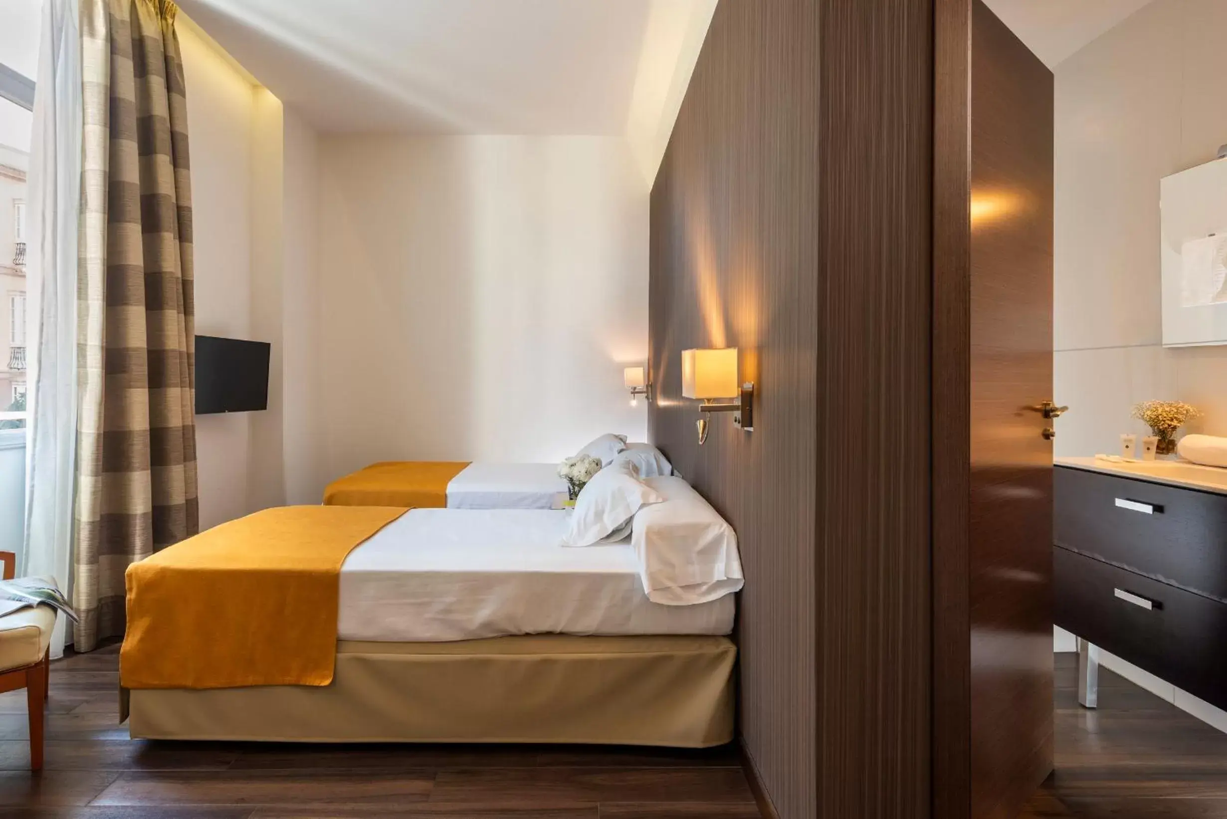 Photo of the whole room, Bed in Hotel de Francia y París