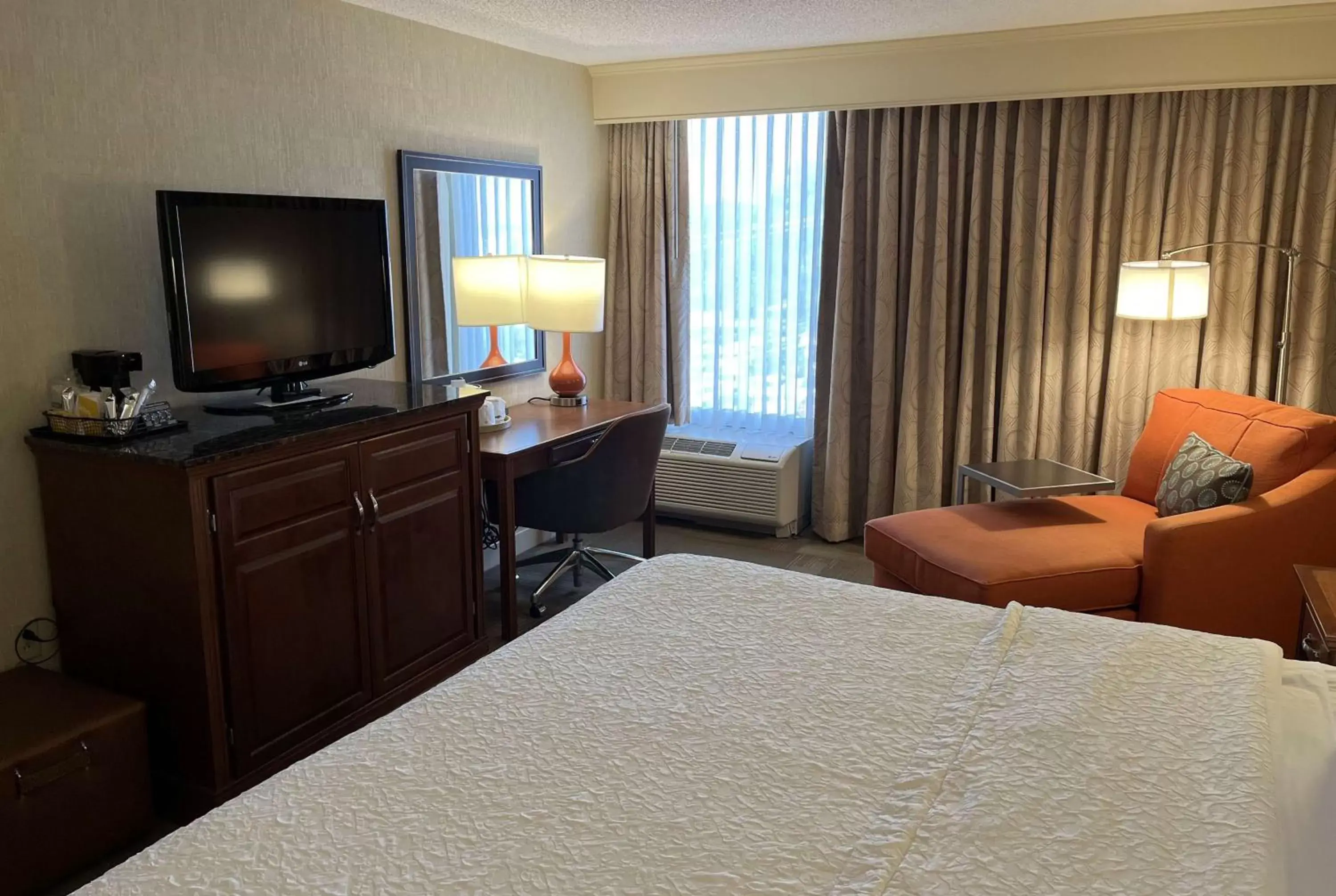 Photo of the whole room, TV/Entertainment Center in Wingate by Wyndham St Louis Airport