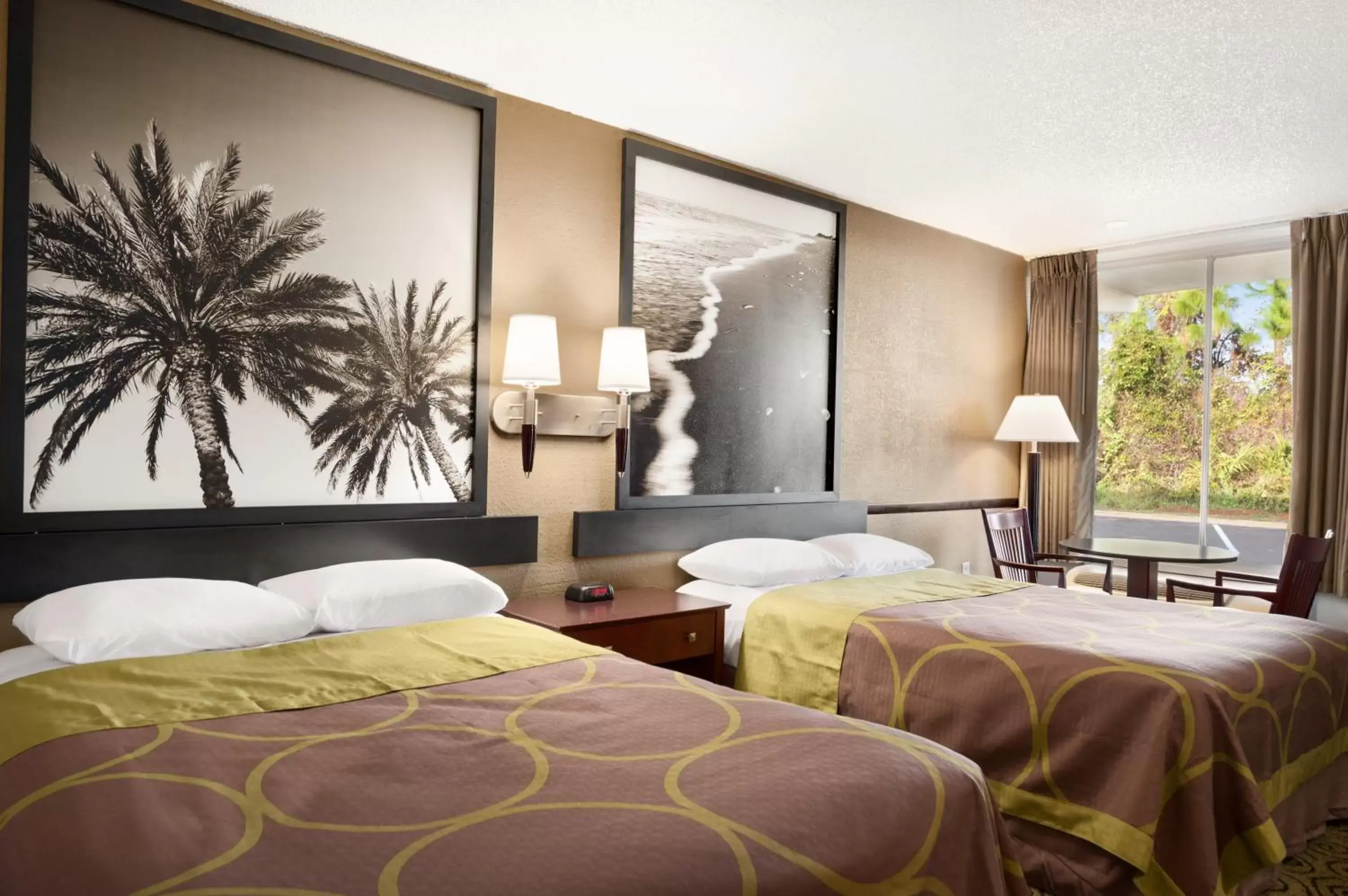 Bedroom, Bed in Super 8 by Wyndham Ormond Beach