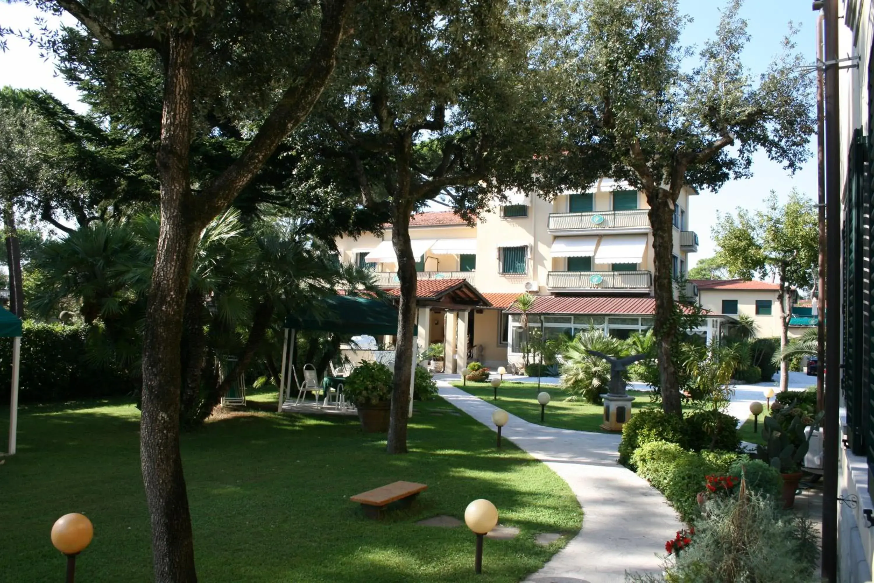 Garden, Property Building in Hotel Verdemare