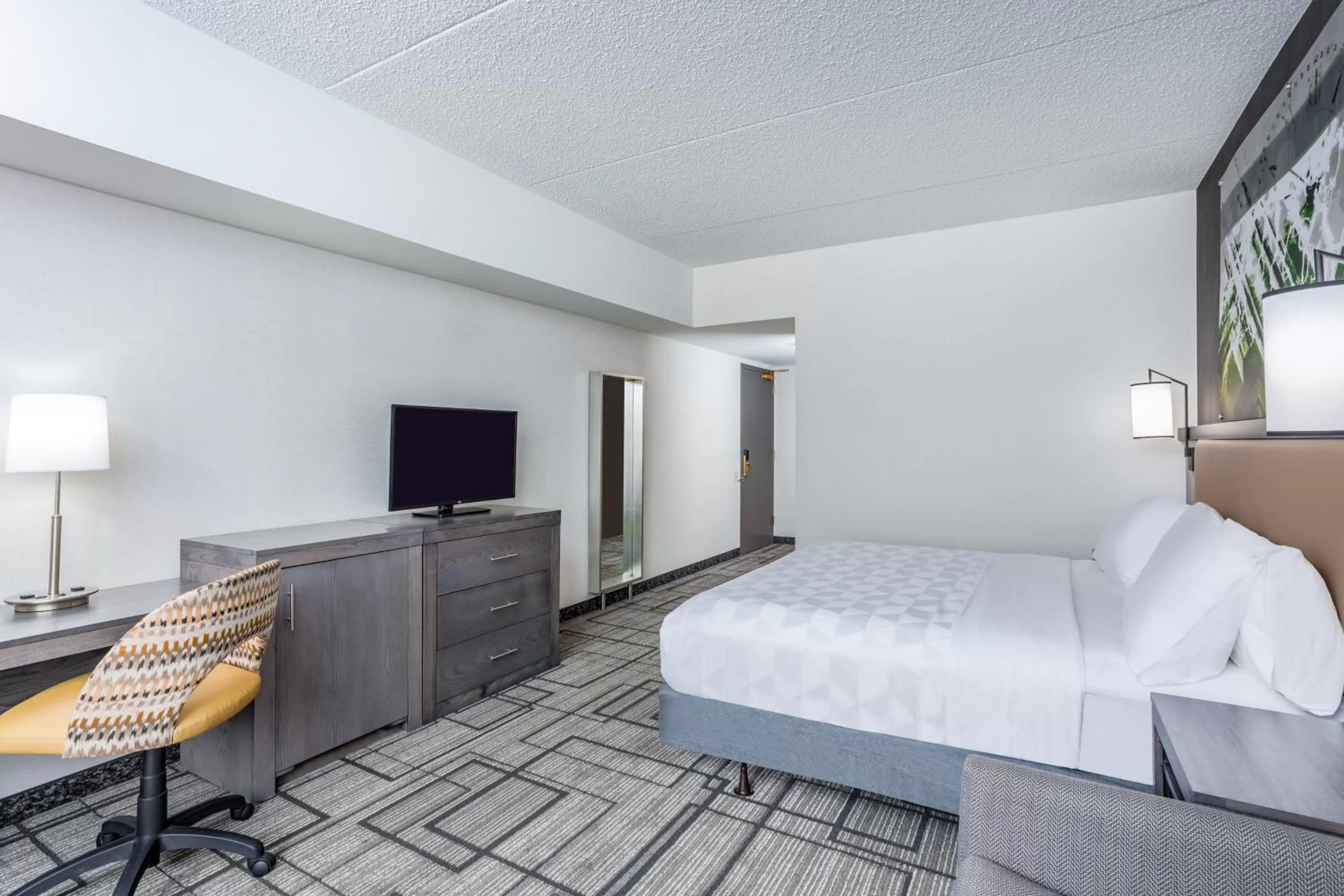 Bed in Holiday Inn Lafayette-City Centre by IHG