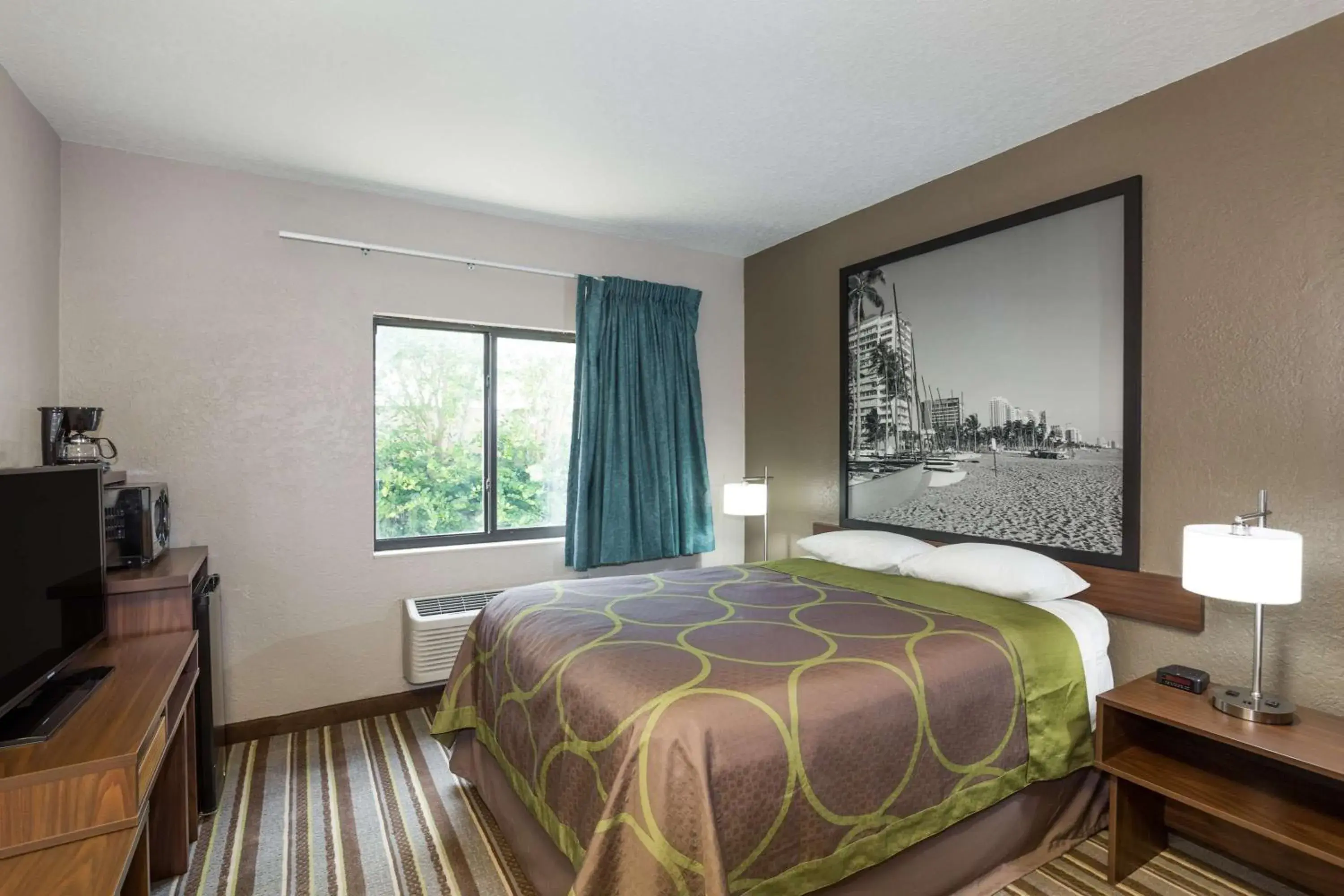 1 Queen Bed, Deluxe Mobility/Hearing Access Room, Tub w/grab bars, Non-Smoking in Super 8 by Wyndham Pompano Beach 1 Queen Bed, Deluxe Mobility/Hearing Access Room, Tub w/grab bars, Non-Smoking in Super 8 by Wyndham Pompano Beach