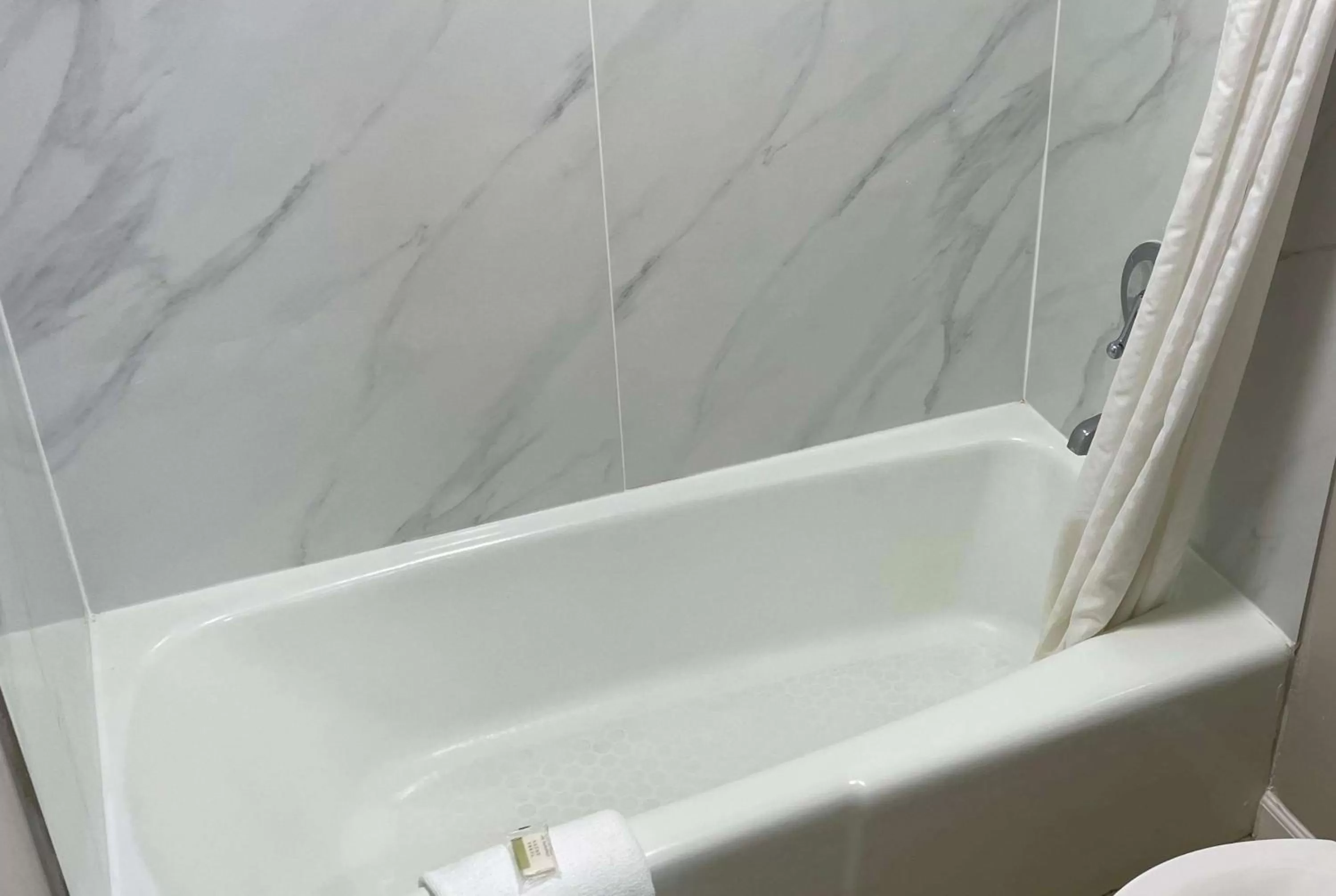 TV and multimedia in Days Inn by Wyndham Valdosta/Near Valdosta Mall