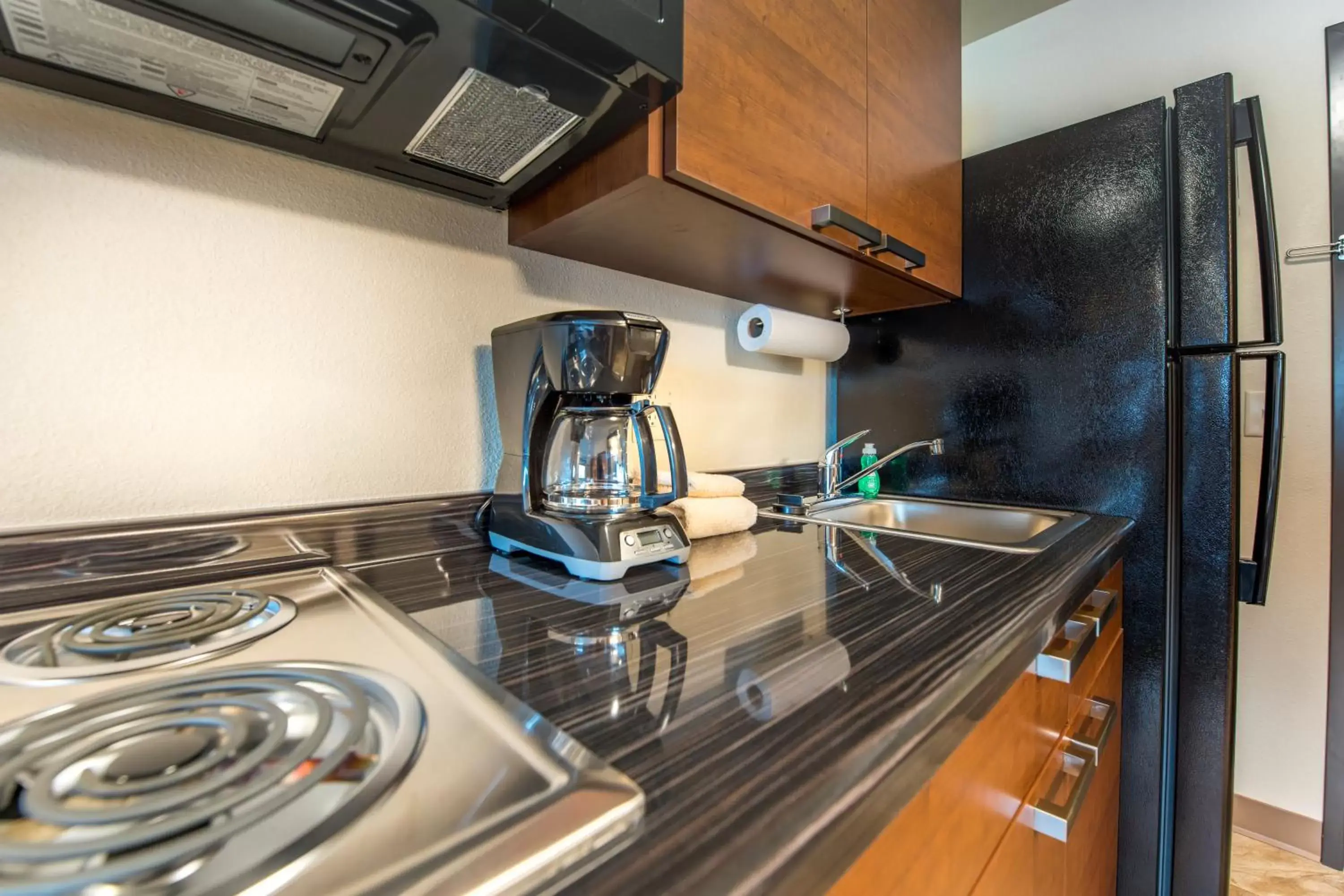 Coffee/tea facilities, Kitchen/Kitchenette in My Place Hotel-Pittsburgh North/Monaca, PA