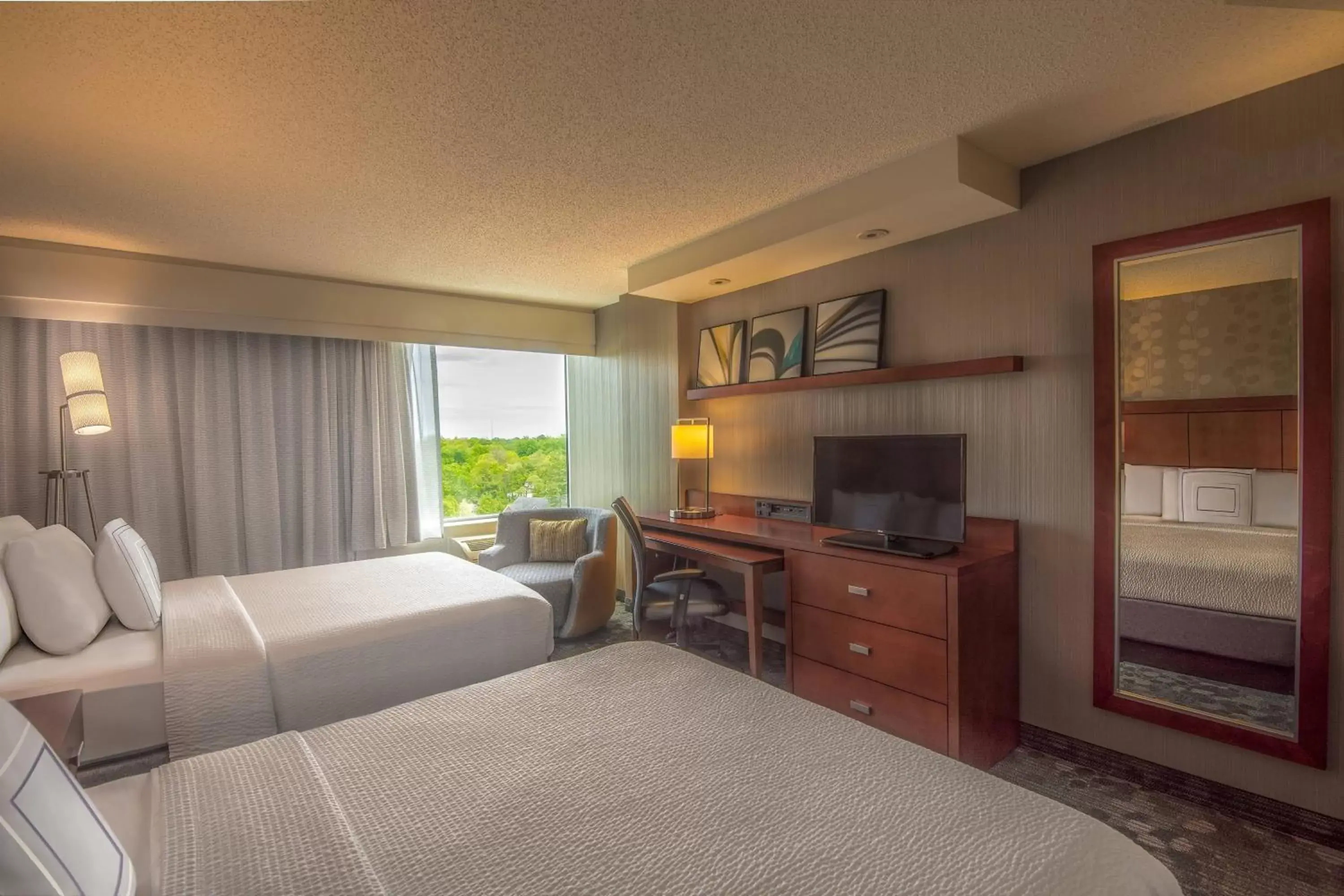 Photo of the whole room, TV/Entertainment Center in Courtyard by Marriott Bethesda Chevy Chase