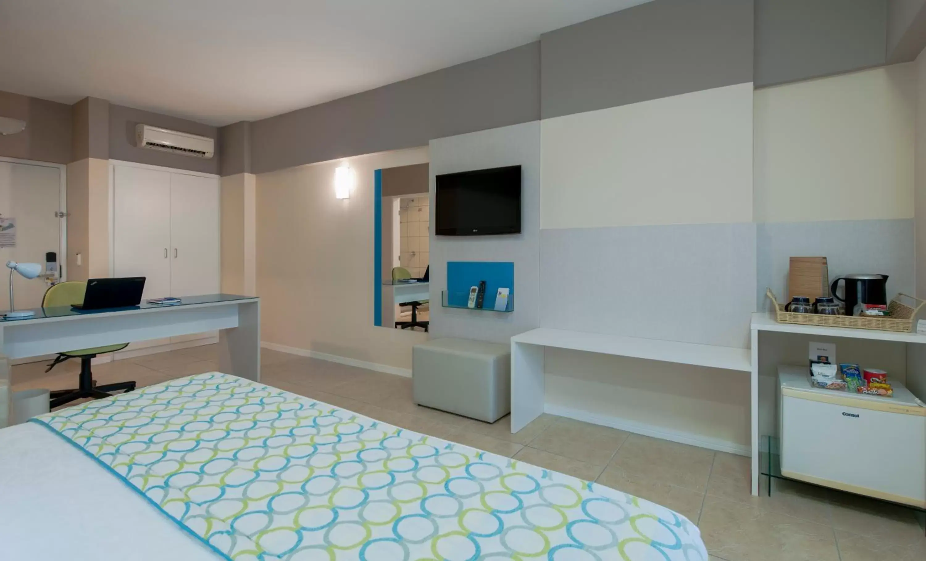 Bed, TV/Entertainment Center in Comfort Hotel Fortaleza