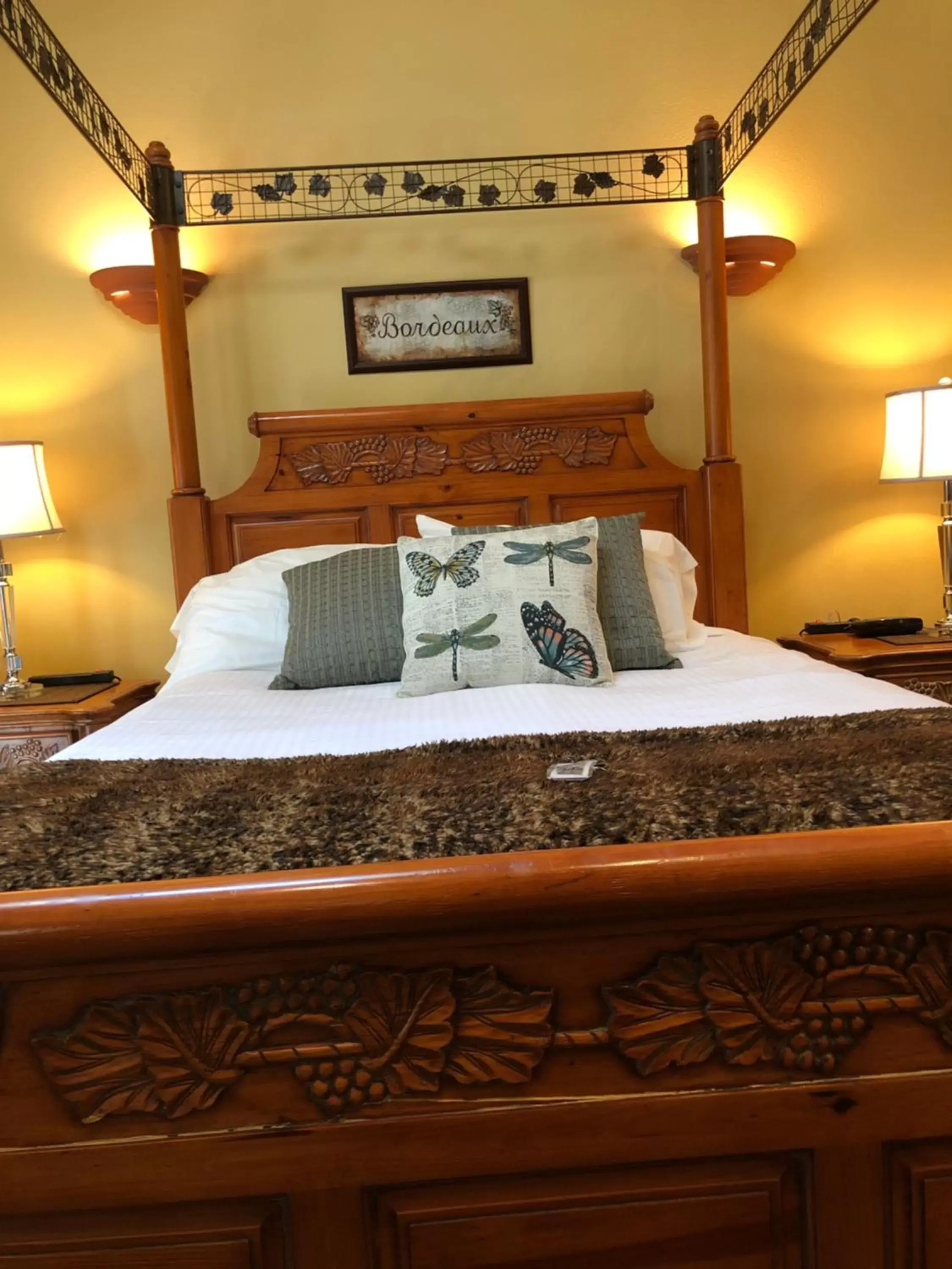 Bed in Glen Ellen Inn Secret Cottages