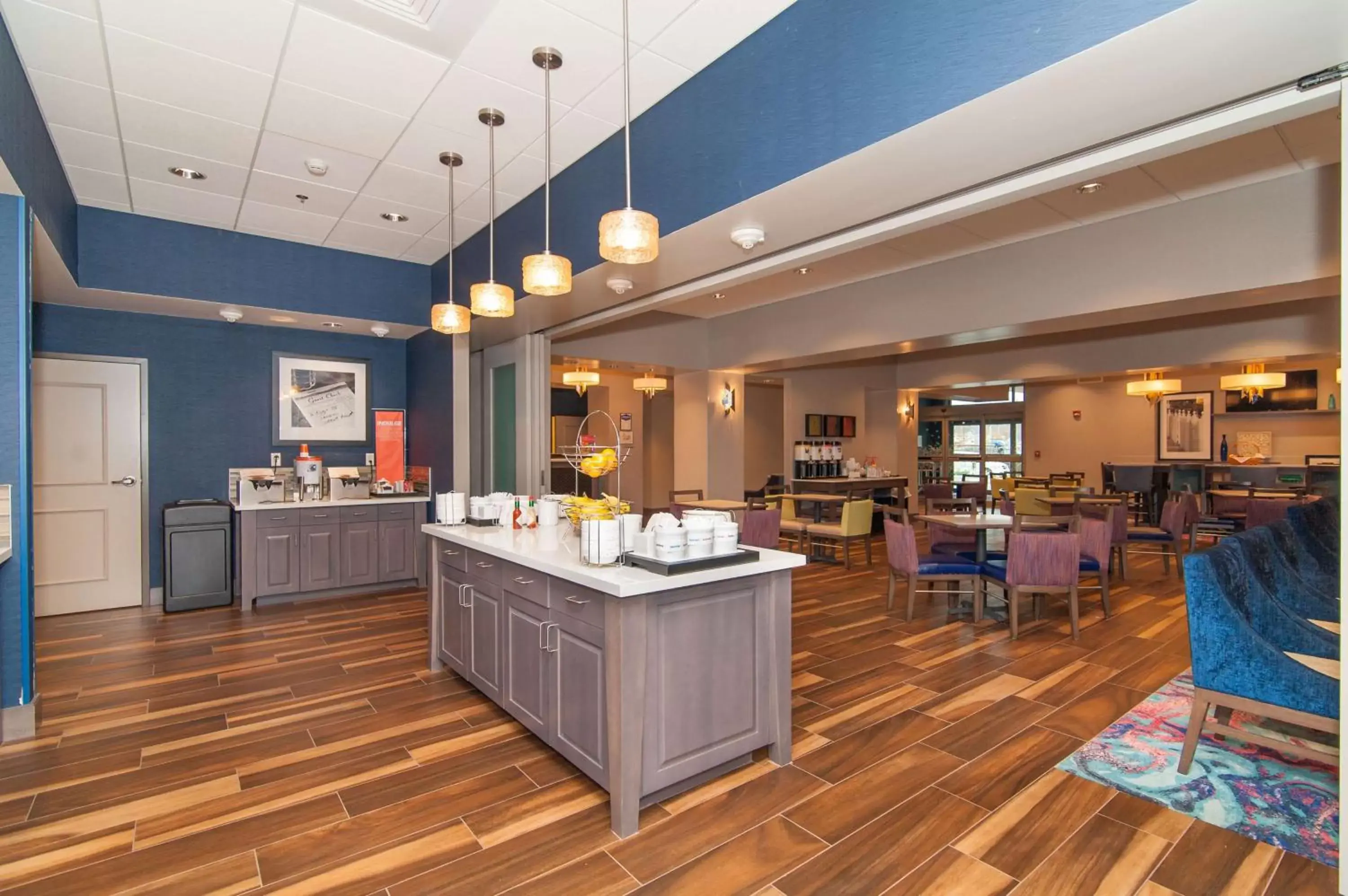 Dining area in Hampton Inn Norwich