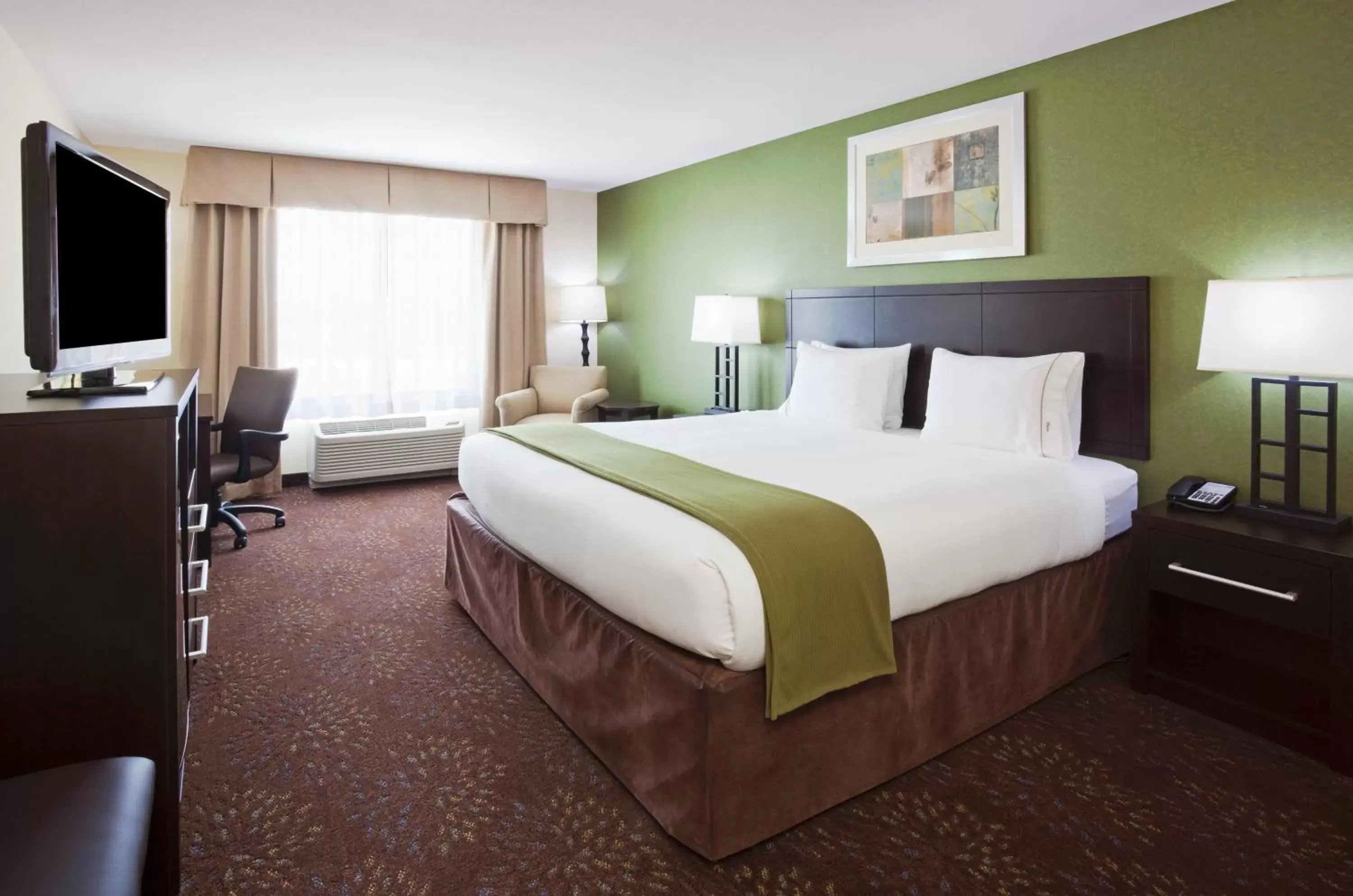 Bedroom, Bed in Holiday Inn Express and Suites Rochester West-Medical Center, an IHG Hotel