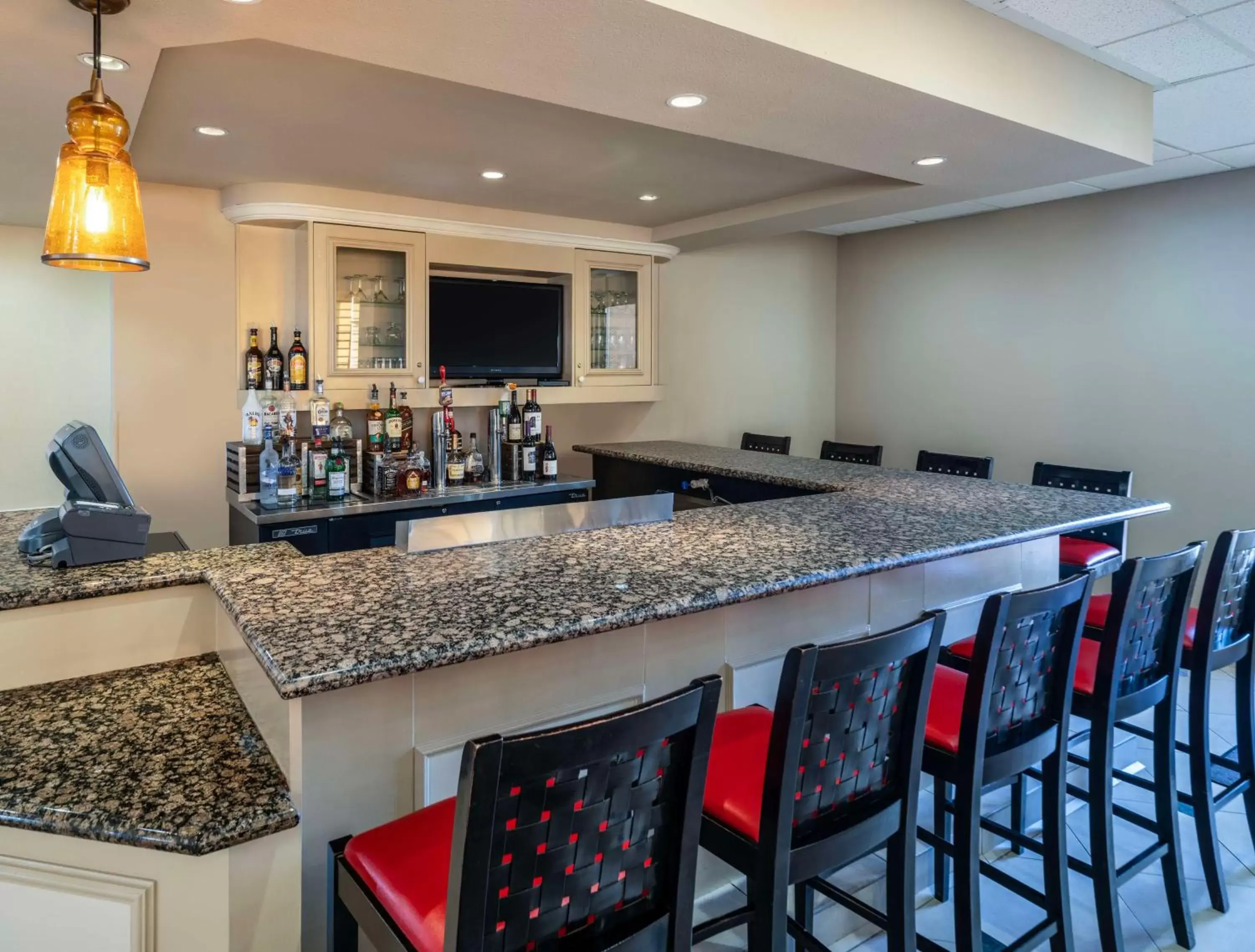 Lounge or bar, Kitchen/Kitchenette in Hilton Garden Inn Las Vegas Strip South
