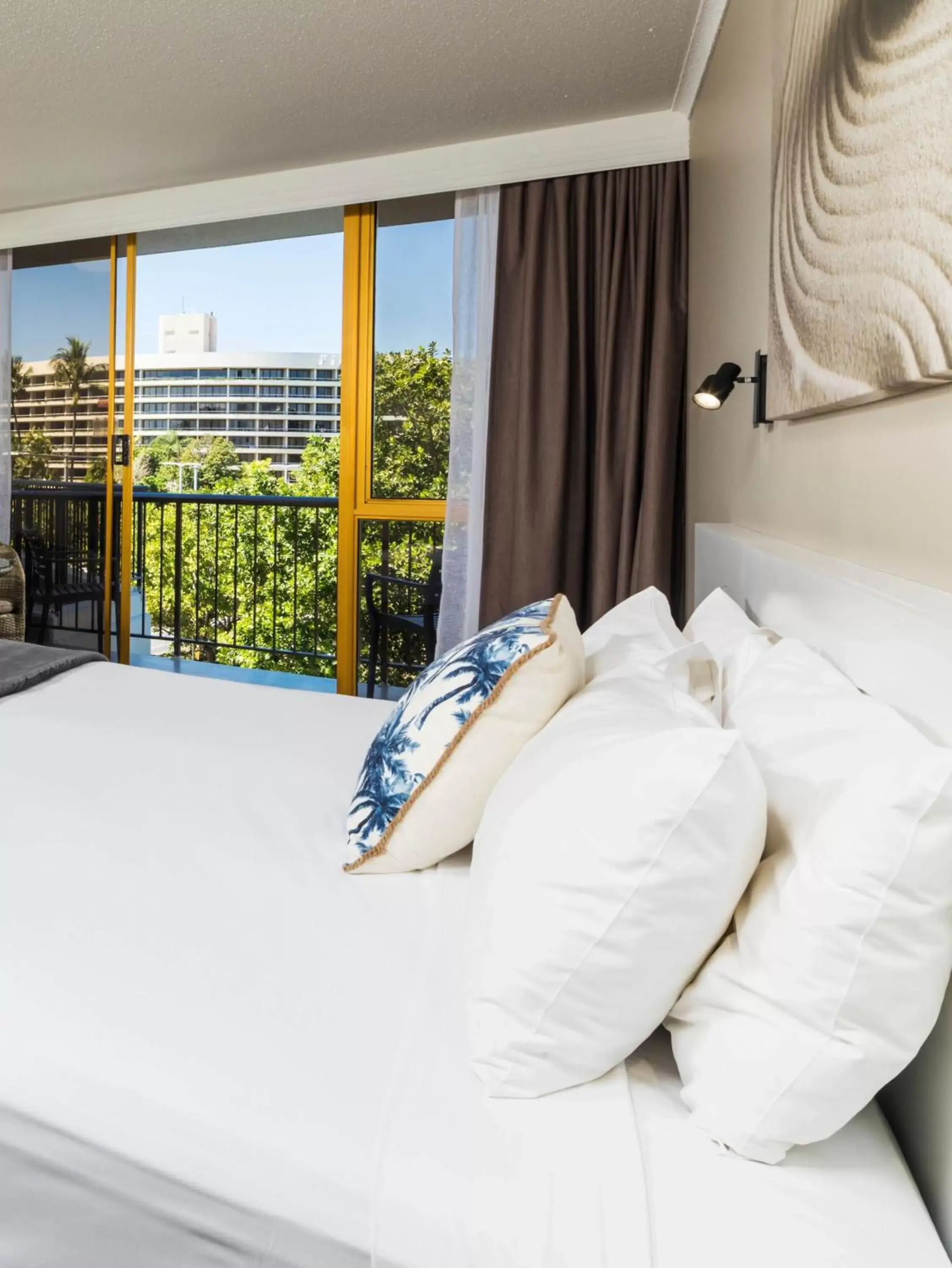 Balcony/Terrace, Bed in Pacific Hotel Cairns